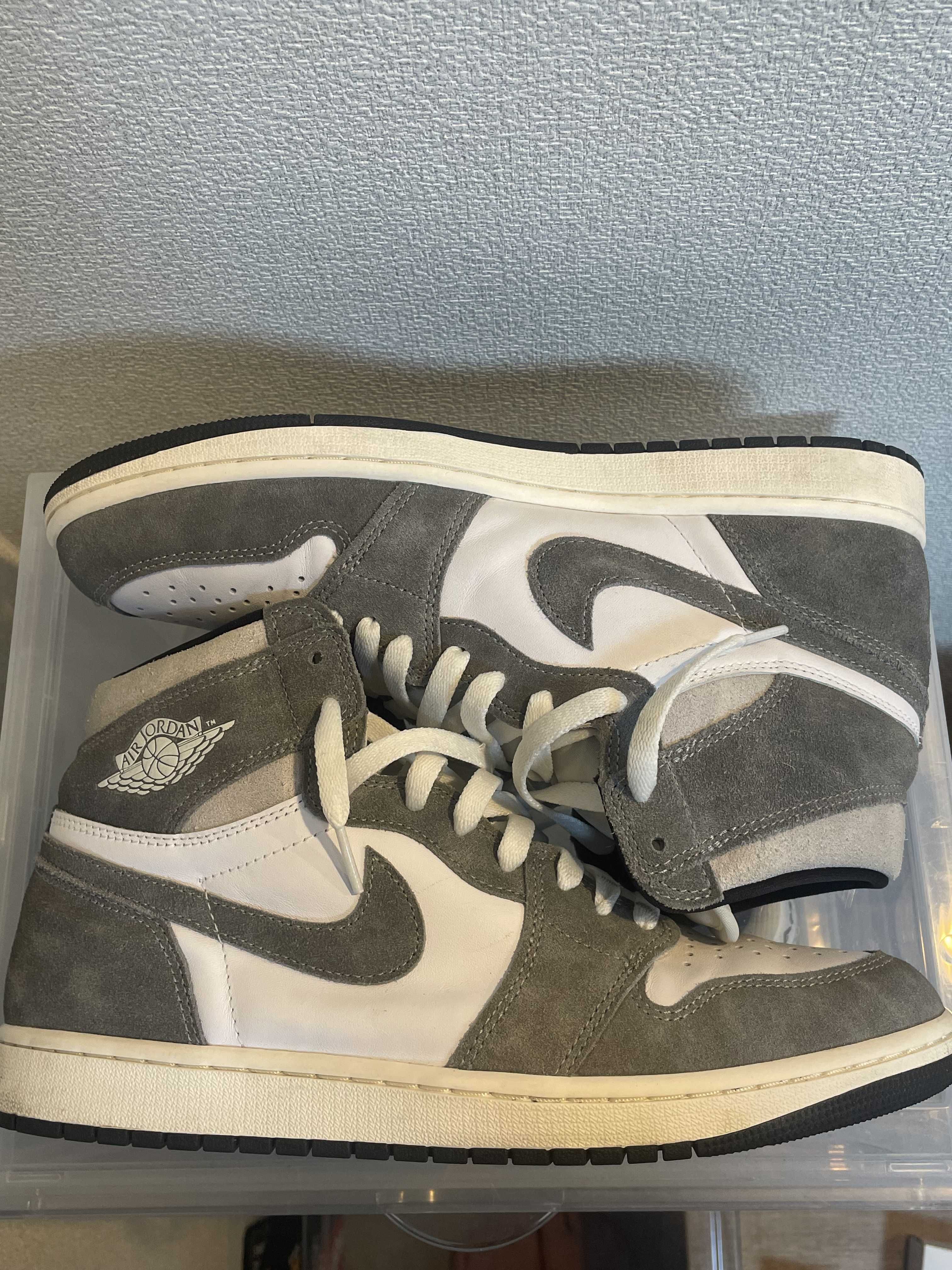 Nike Air Jordan 1 Retro High OG "Black and Smoke Grey"