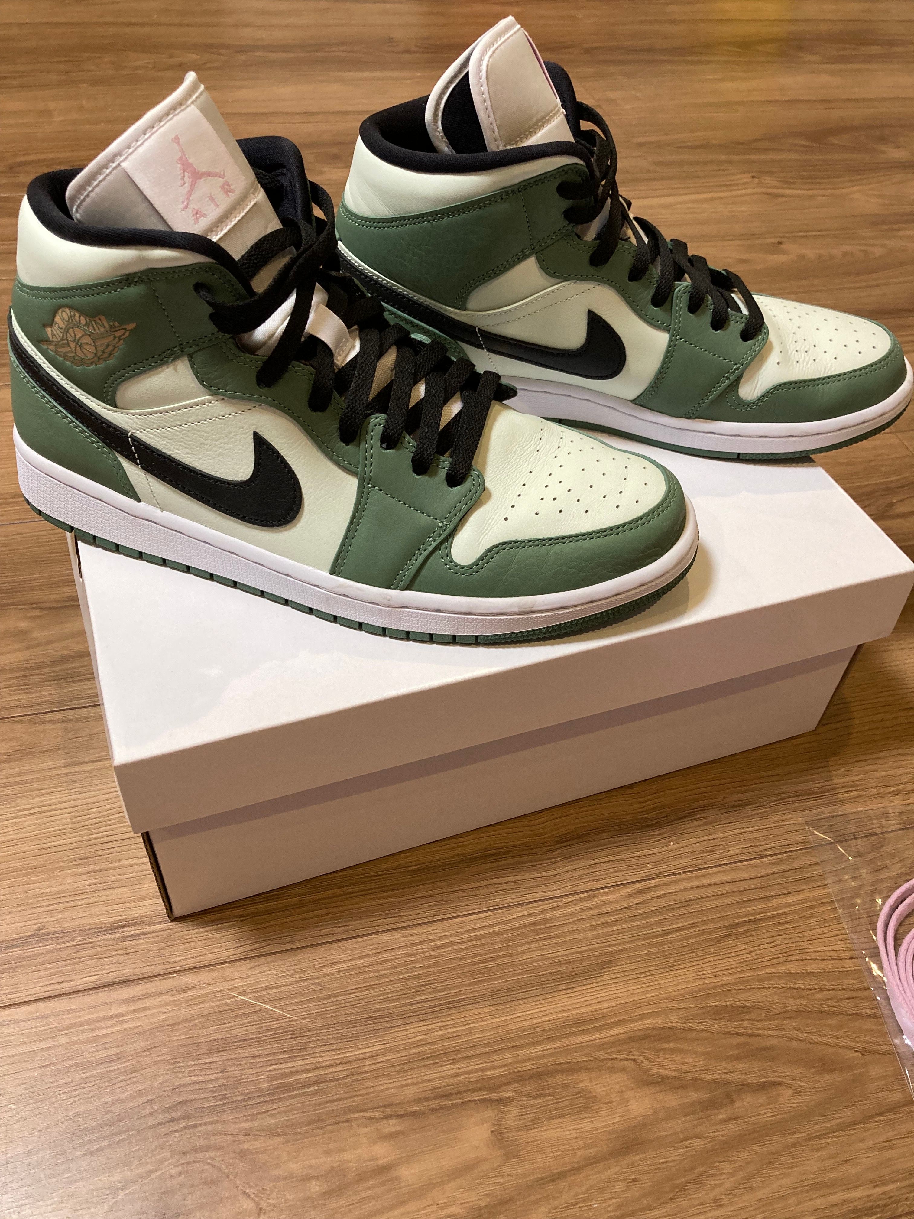 NIKE Women's AIR JORDAN 1 MID SE "DUTCH GREEN"