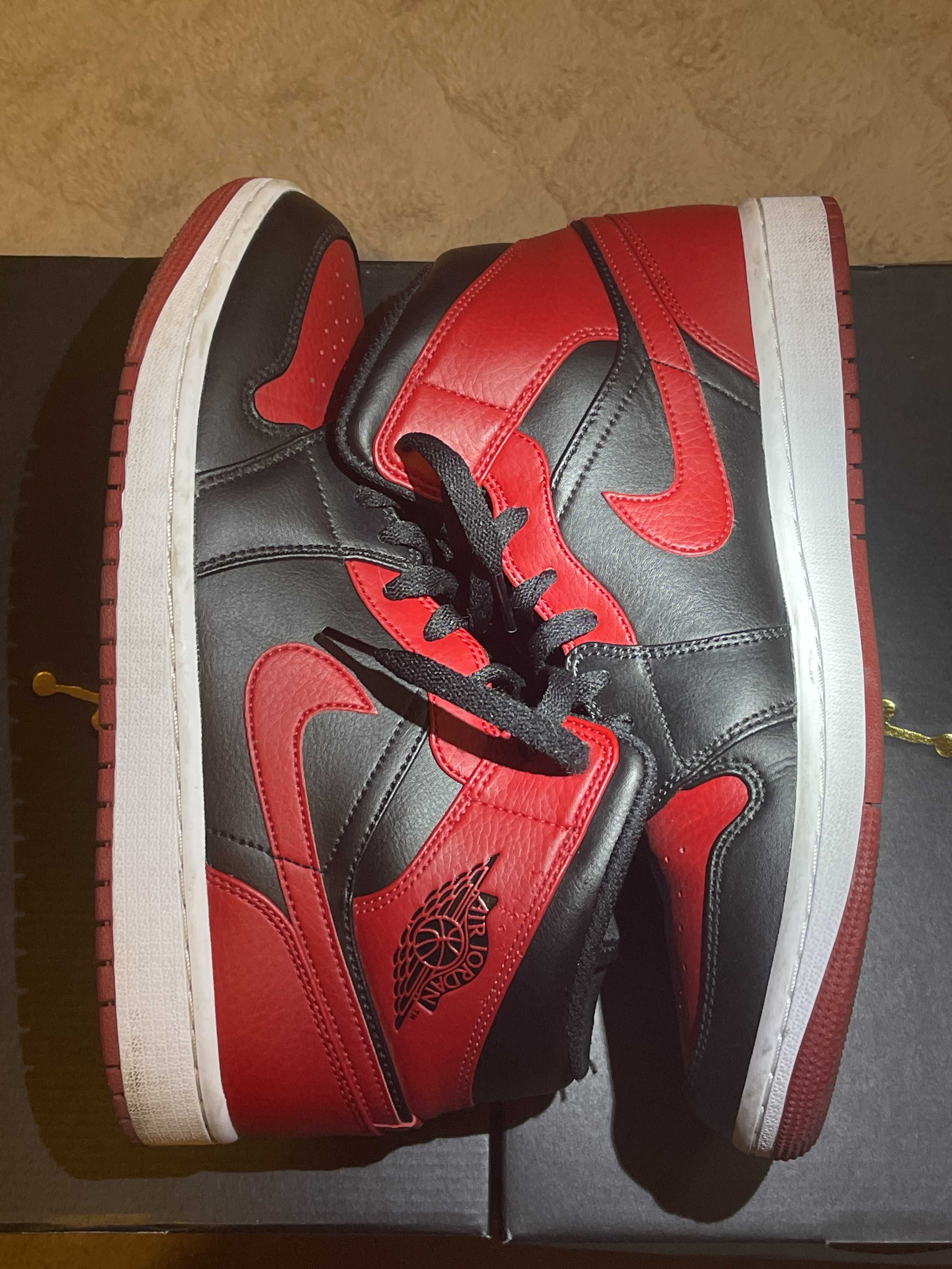 Nike Air Jordan 1 Mid "Bred"