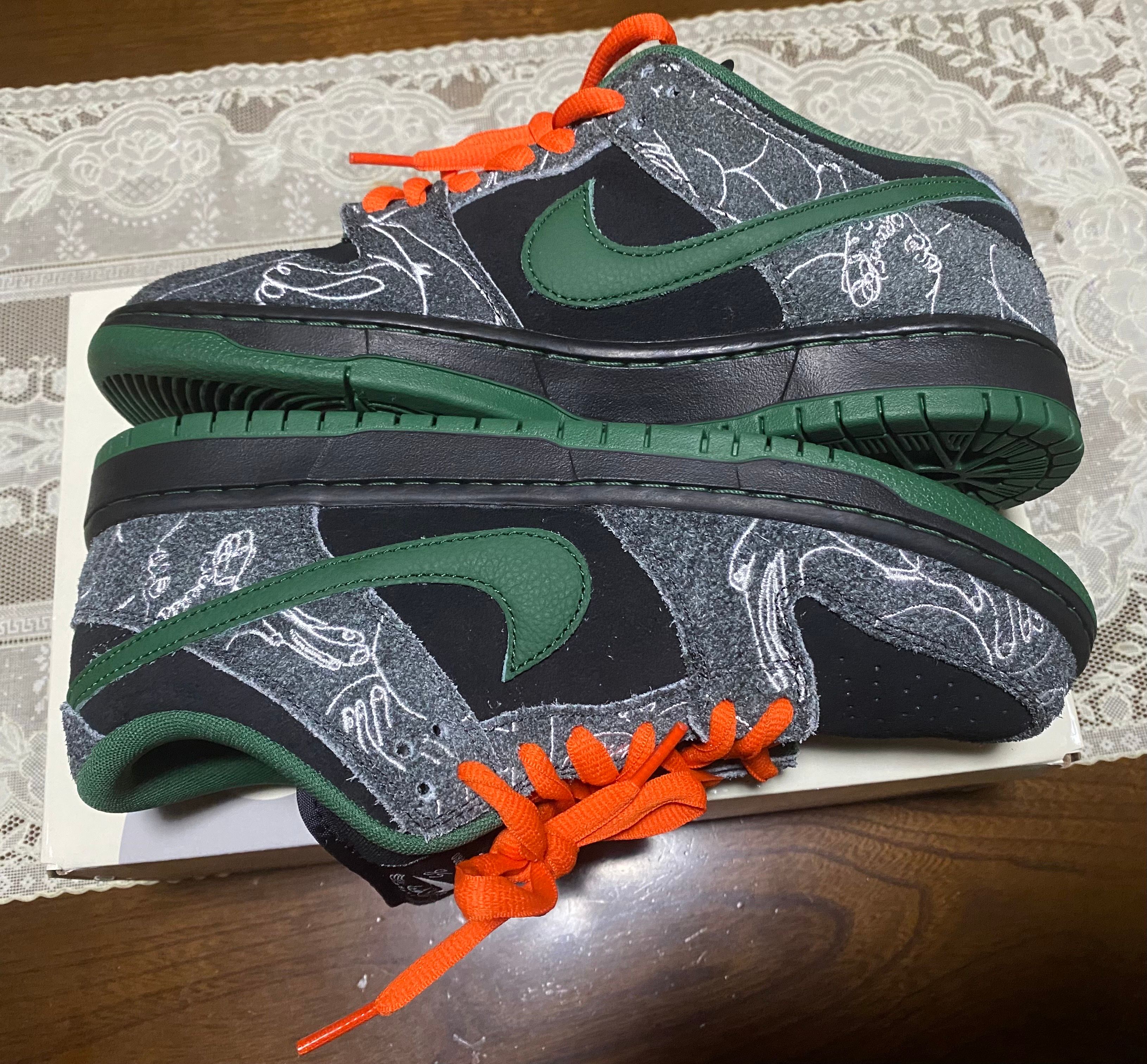 There Skateboards × Nike SB Dunk Low Pro "Anthracite and Gorge Green"