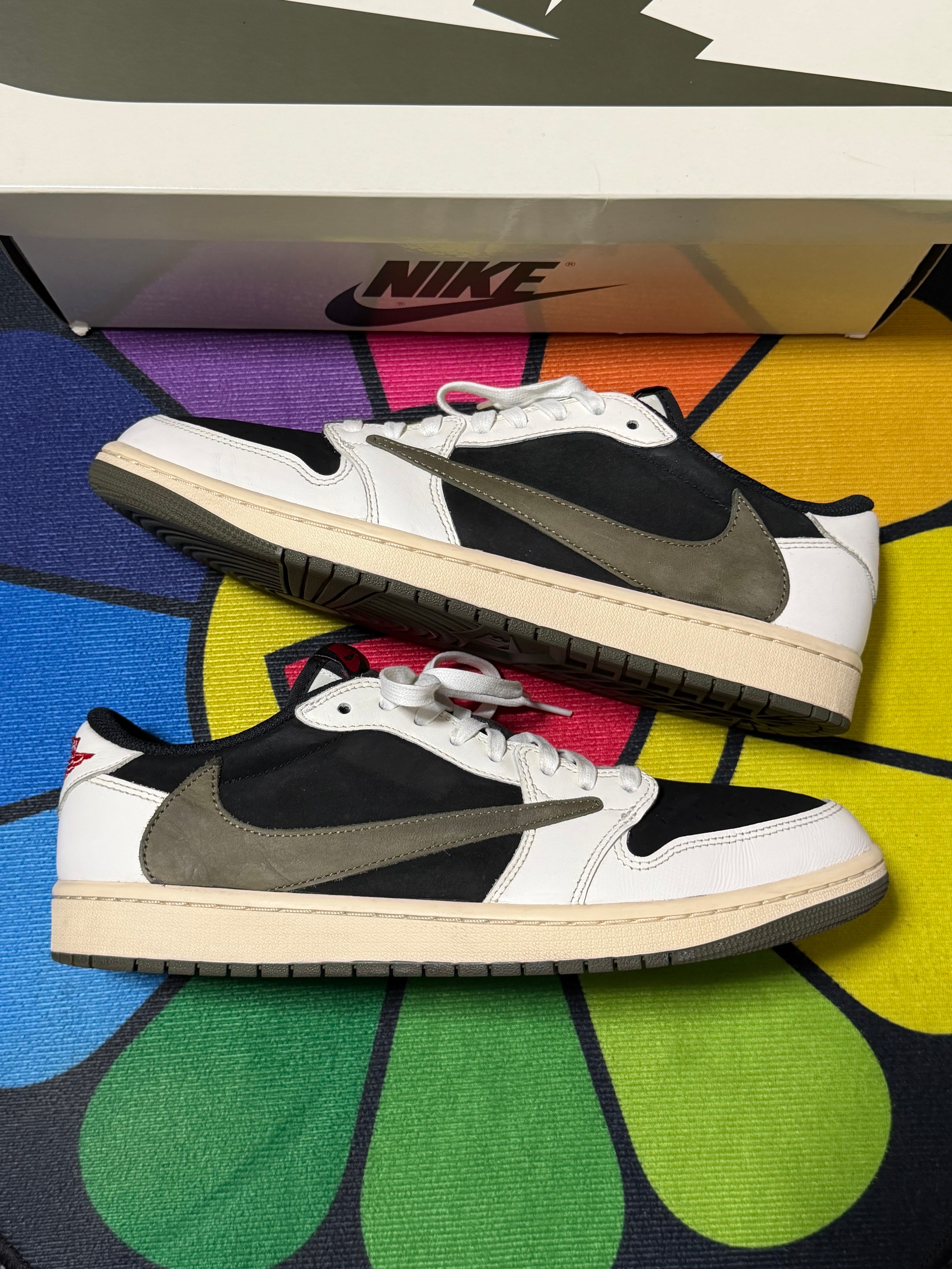 トラヴィススコット × ナイキ ウィメンズ エアジョーダン1 ロー OG "ミディアム オリーブ"