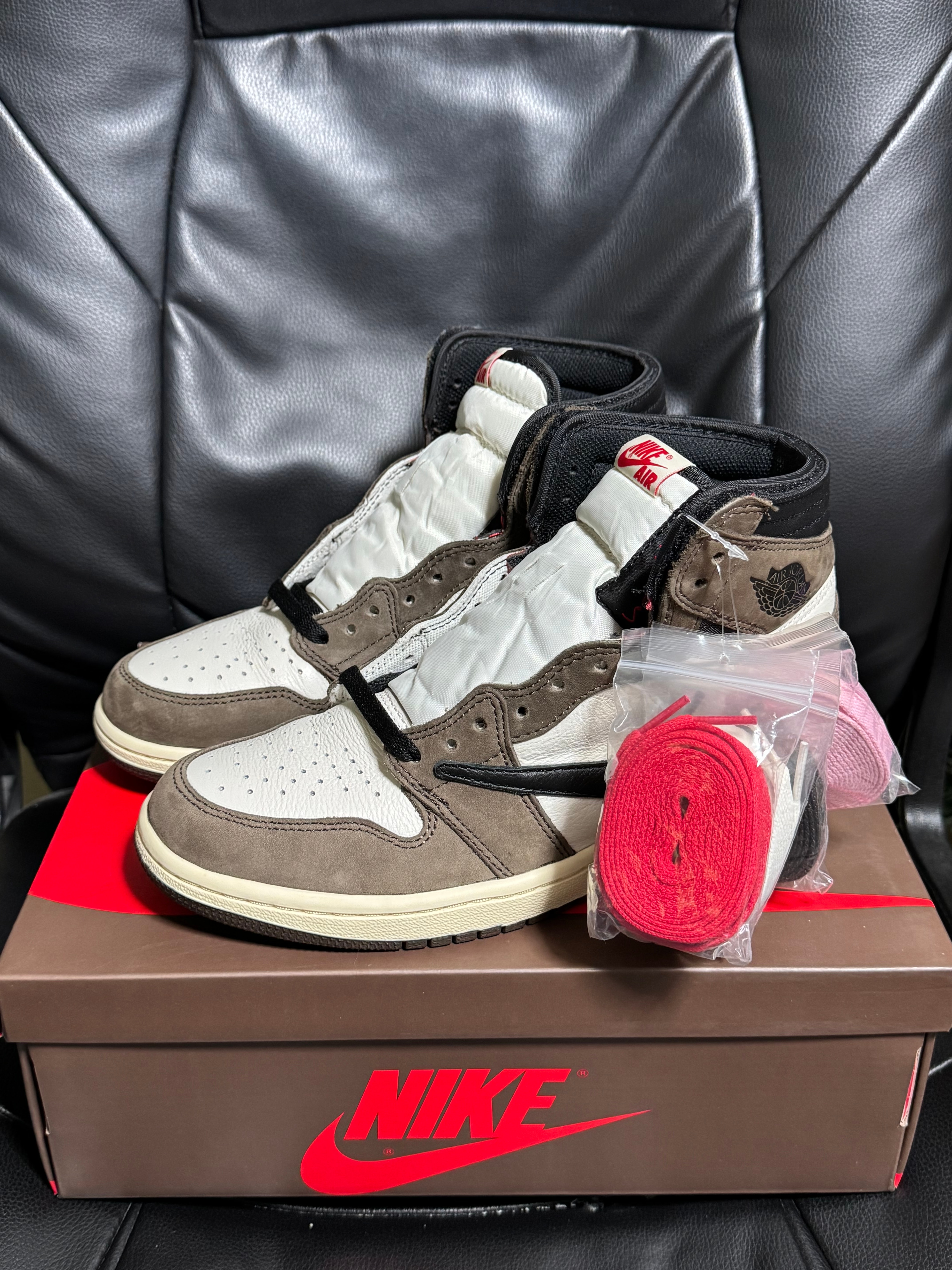 トラヴィススコット × ナイキ エアジョーダン1 レトロ ハイ OG TS SP "セイル/ダークモカ"