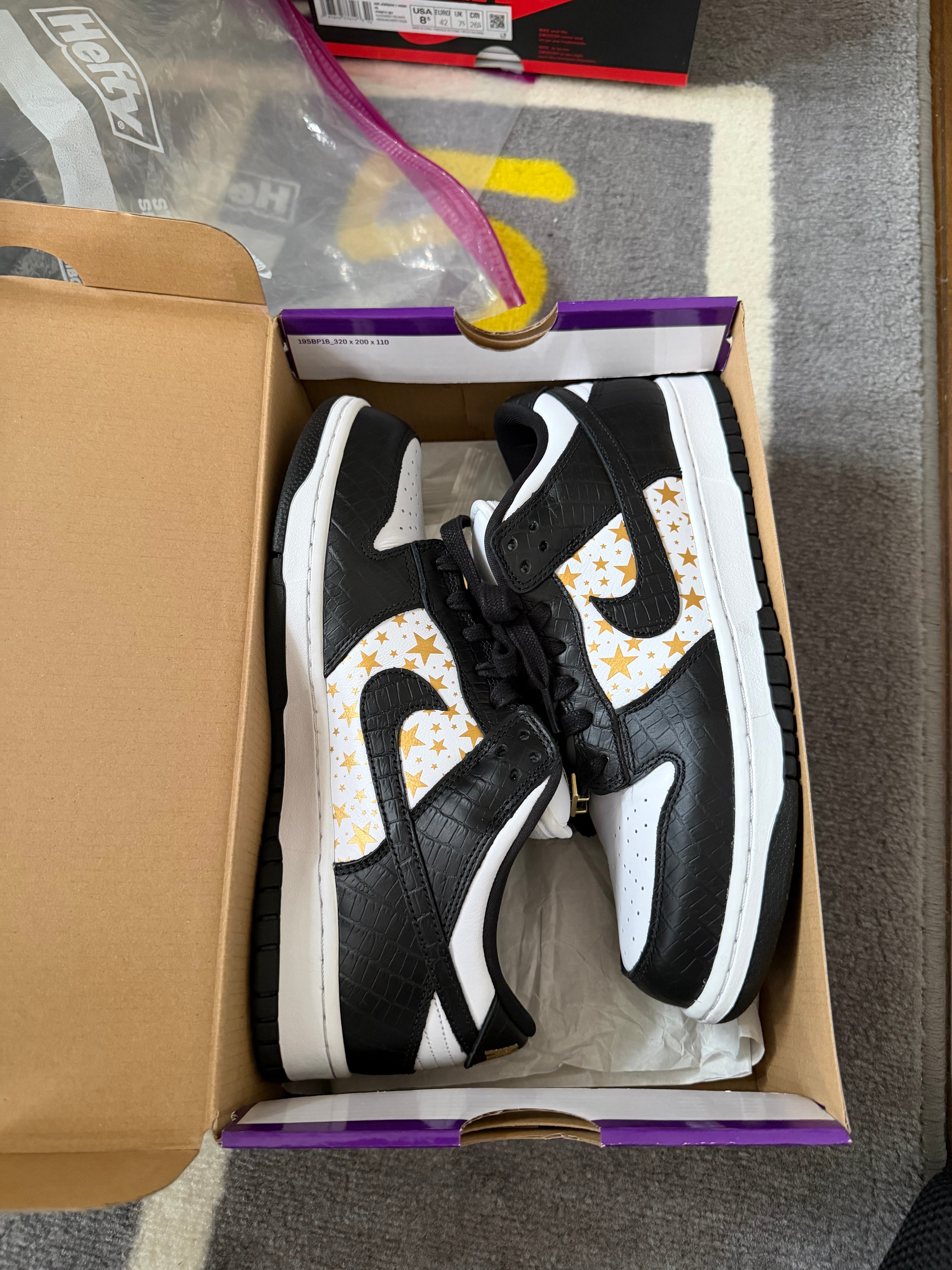 シュプリーム × ナイキ SB ダンク ロー OG QS ゴールドスターズ "ホワイト/ブラック"