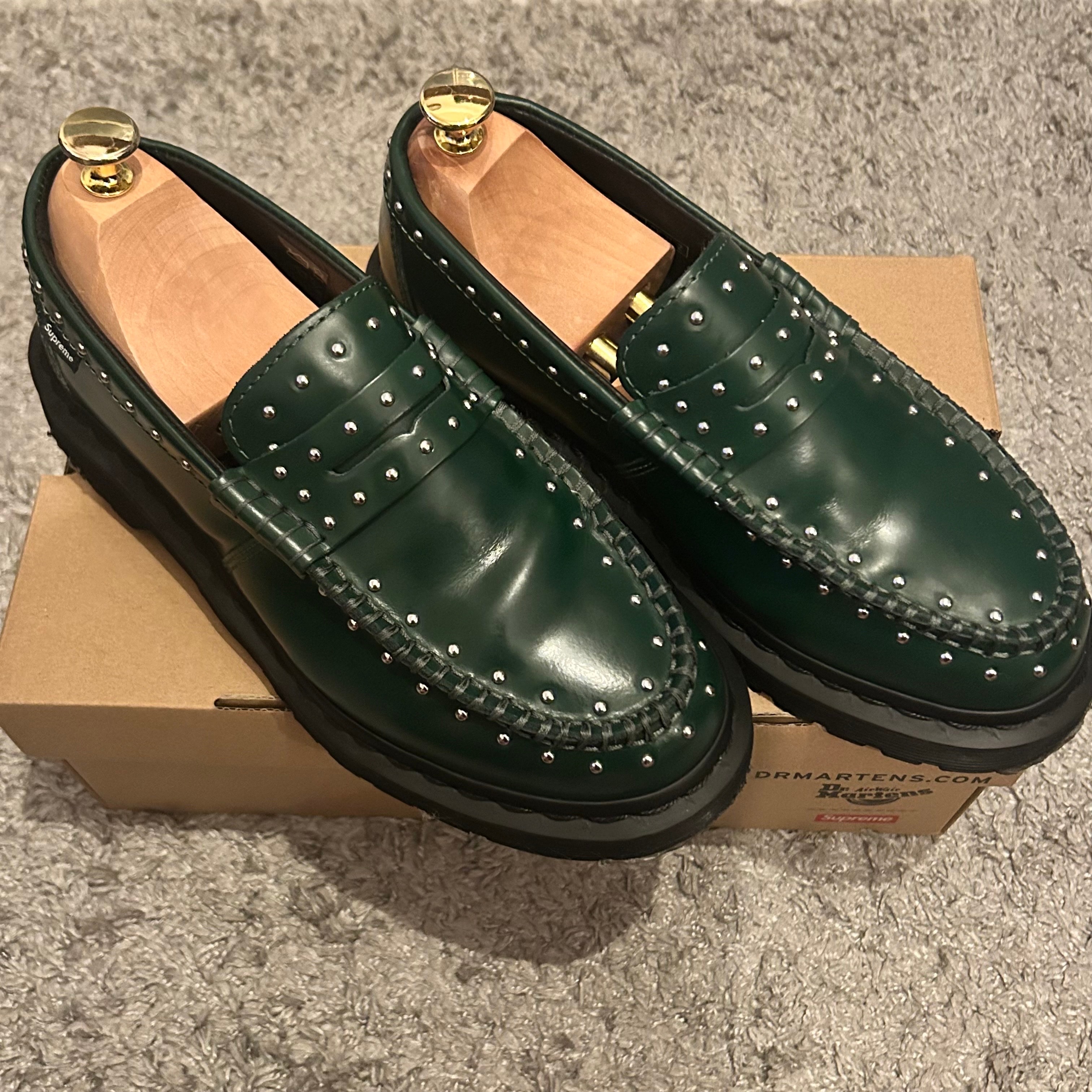 シュプリーム × ドクターマーチン スタッズ ペントン ローファー "ダークグリーン" 25SS Week 13