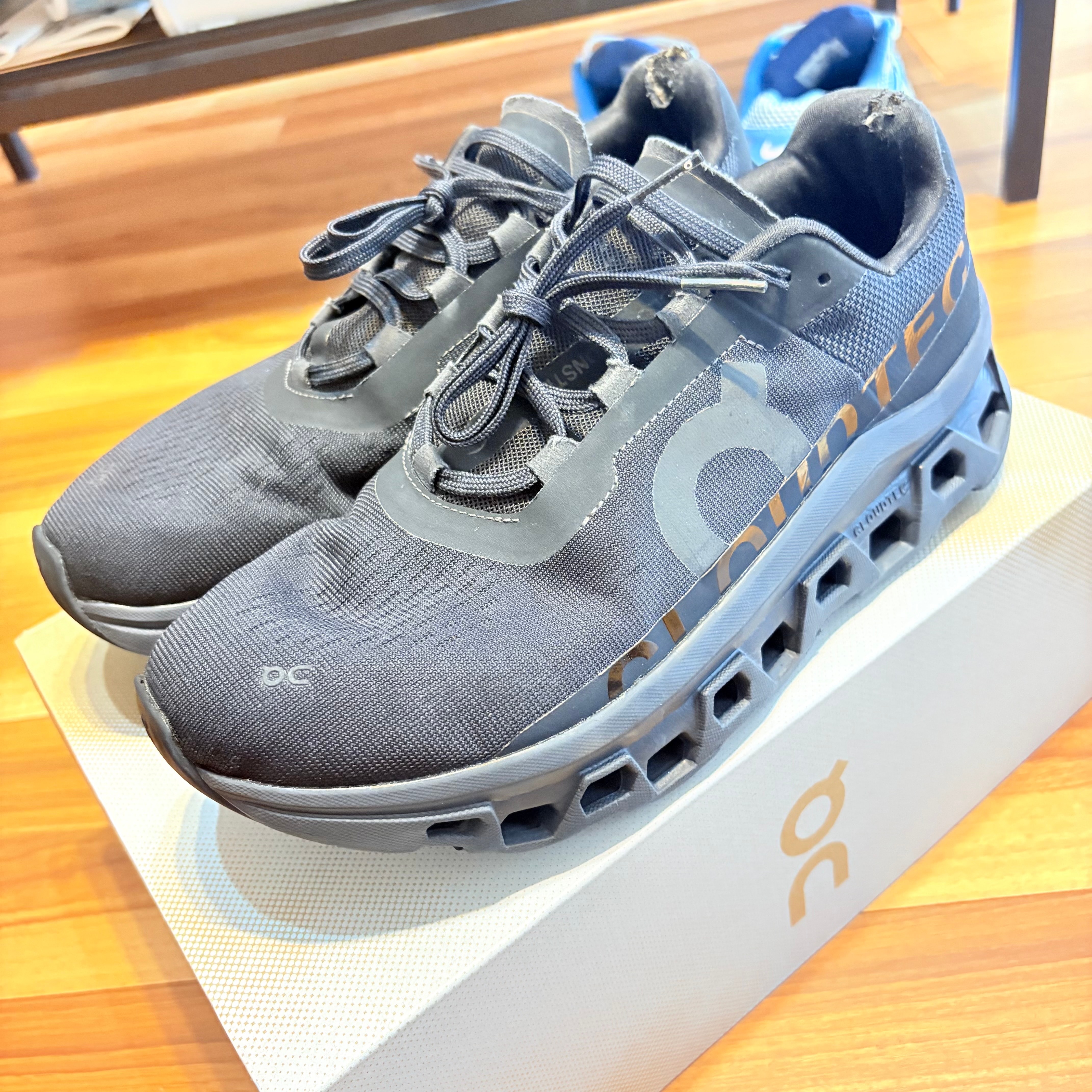 中古美品　on cloud monster　オン　クラウドモンスター　　26.0 オン クラウドモンスター 
