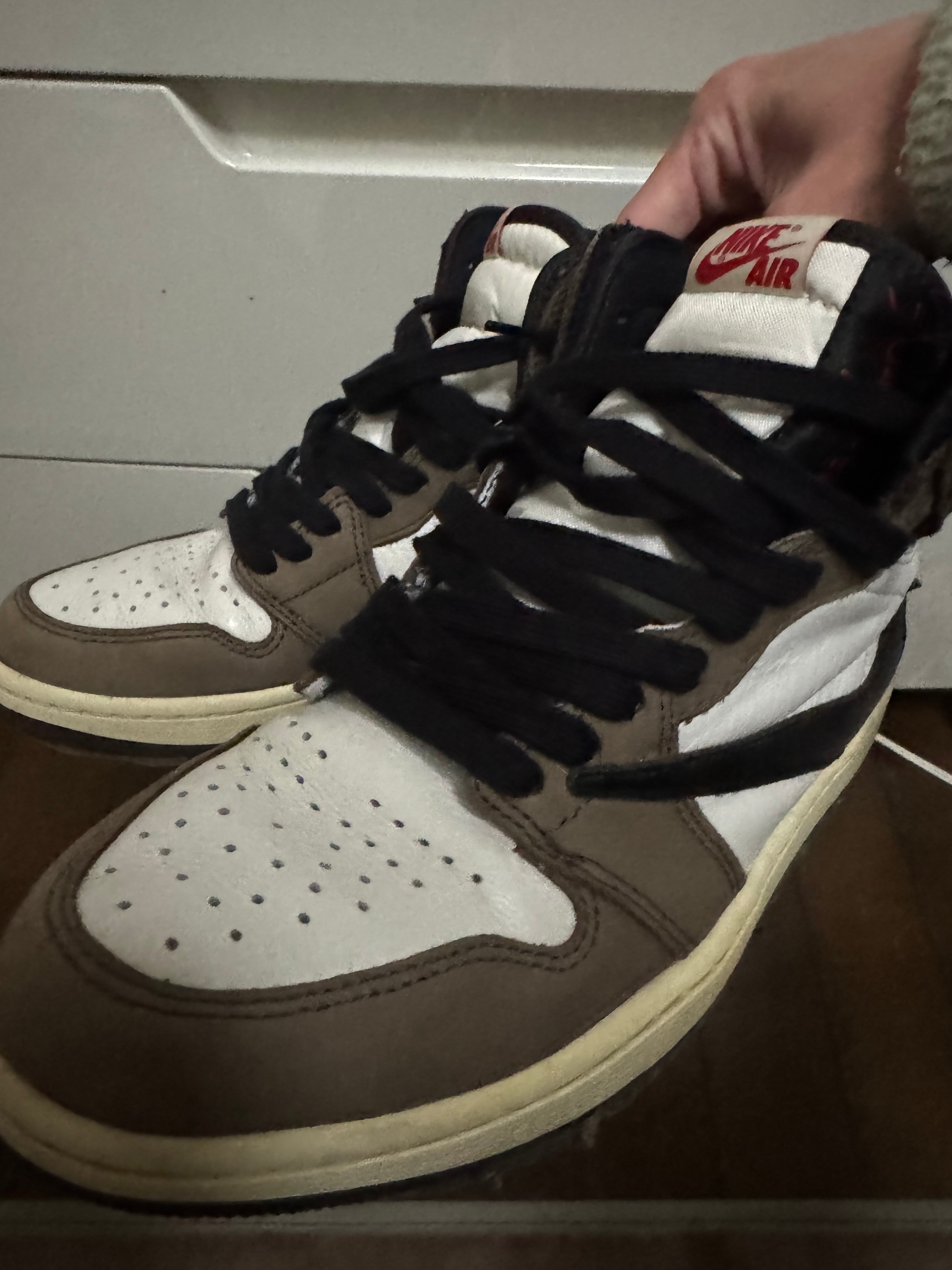 トラヴィススコット × ナイキ エアジョーダン1 レトロ ハイ OG TS SP "セイル/ダークモカ"