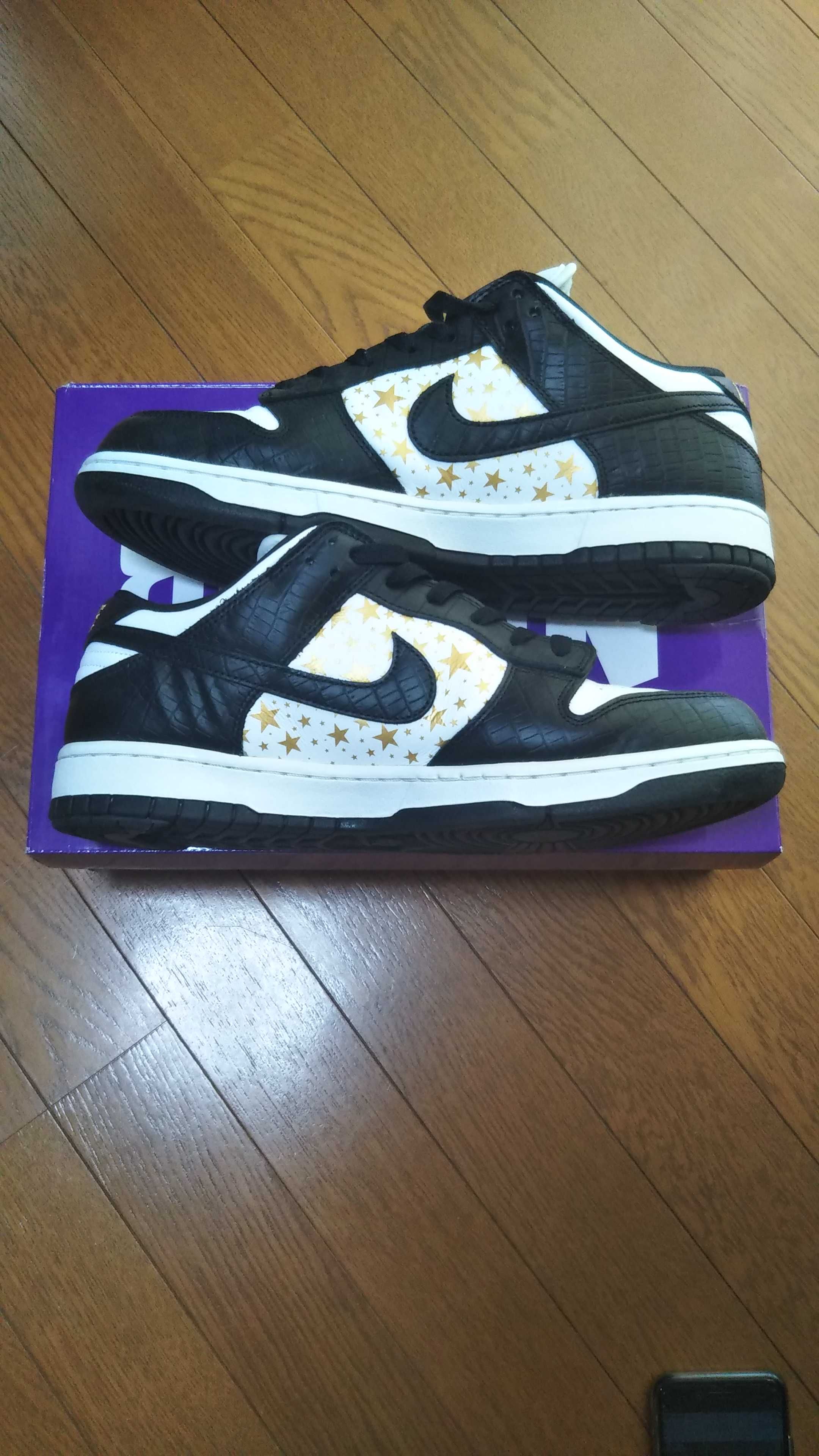 Supreme × Nike SB Dunk Low OG QS Gold Stars "White/Black"