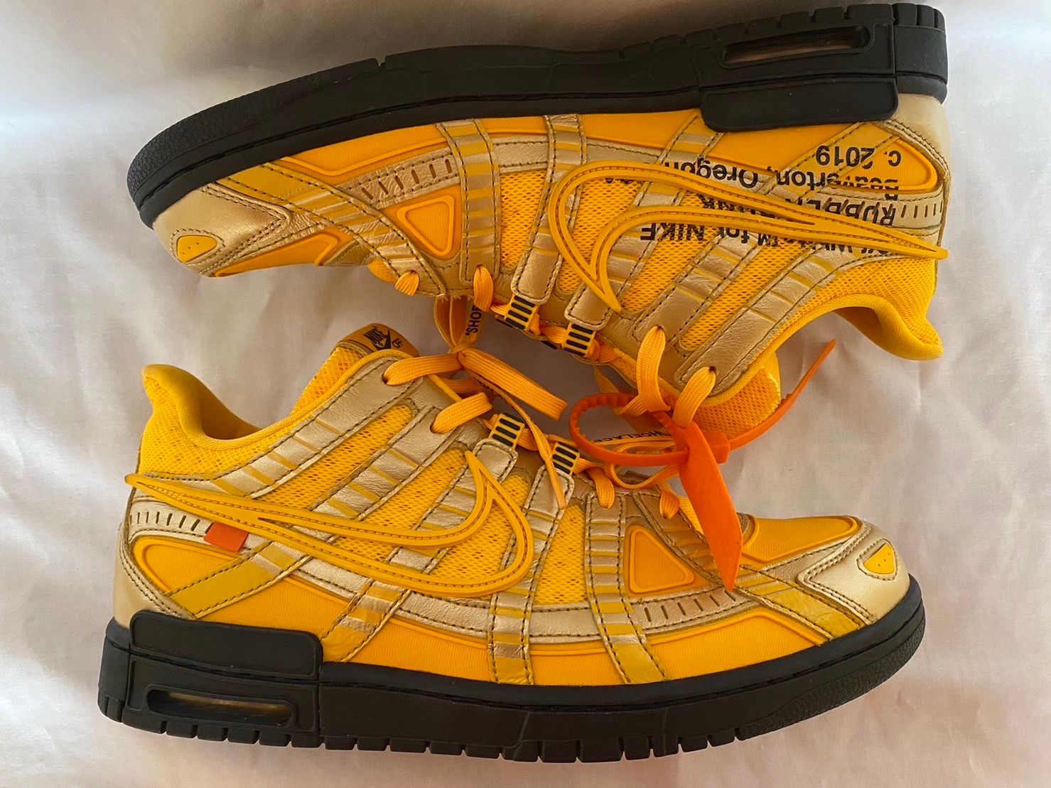 Off-White × Nike Air Rubber Dunk "University Gold" 