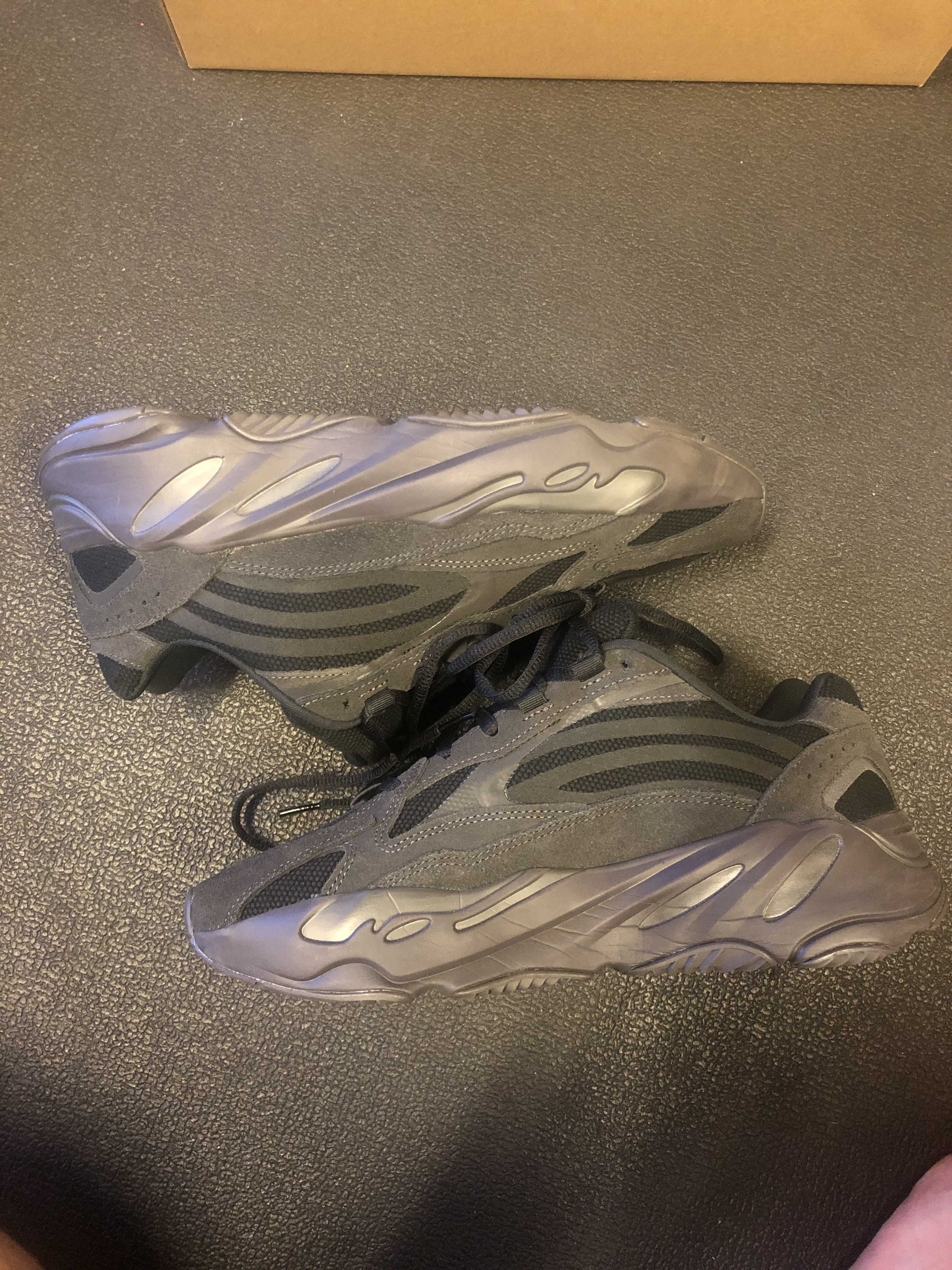 adidas YEEZY BOOST 700 V2 "Vanta"