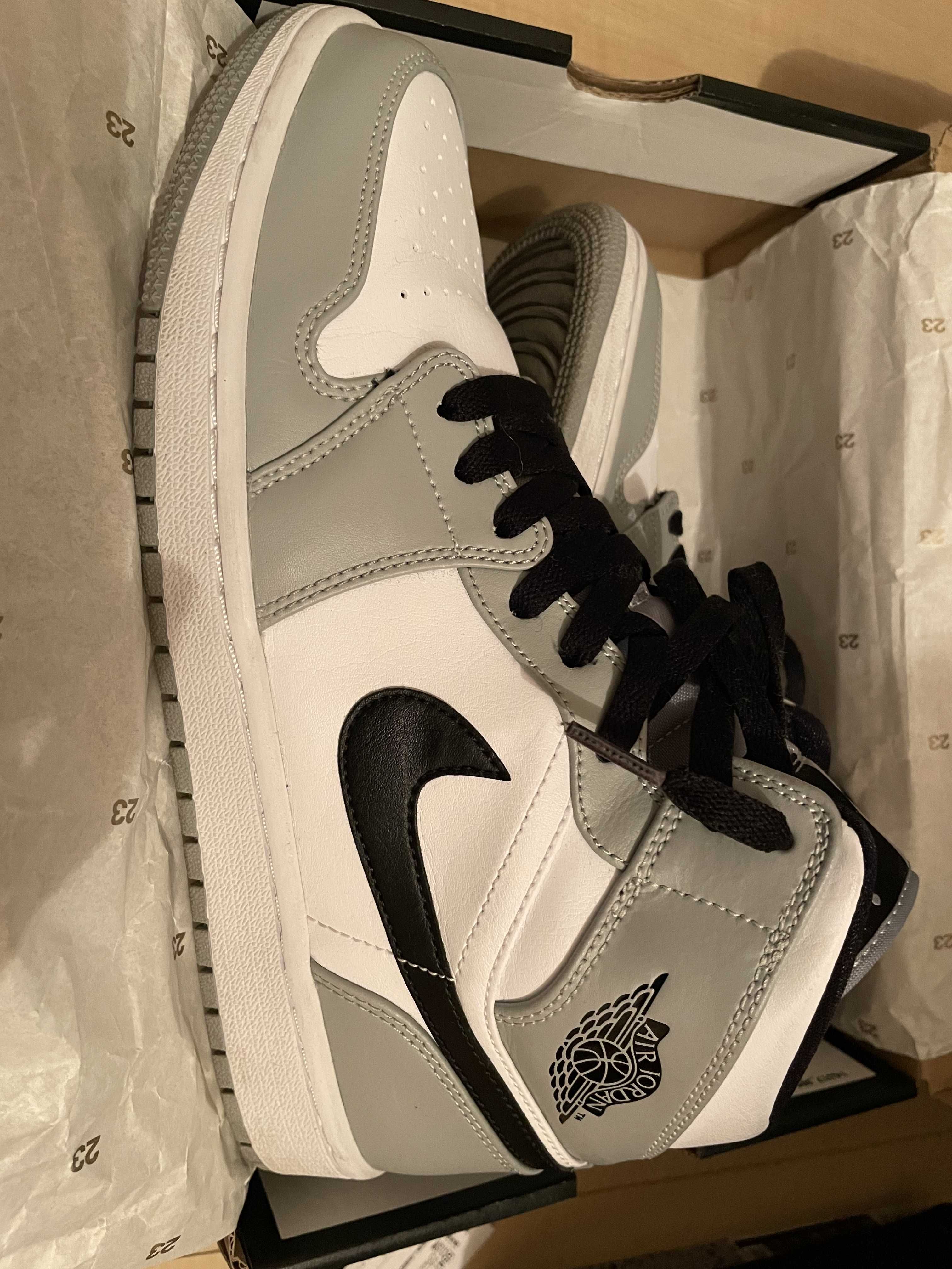 Nike Air Jordan 1 Mid "Light Smoke Grey/White/Black"