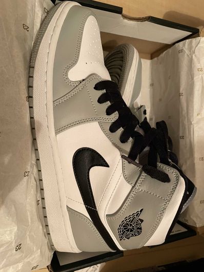 Nike Air Jordan 1 Mid "Light Smoke Grey/White/Black"