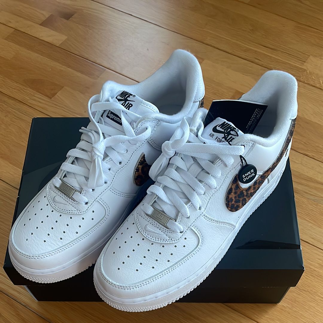 GOODENOUGH × Supreme × Nike Air Force 1 Low "White/Leopard" (25SS Week15)