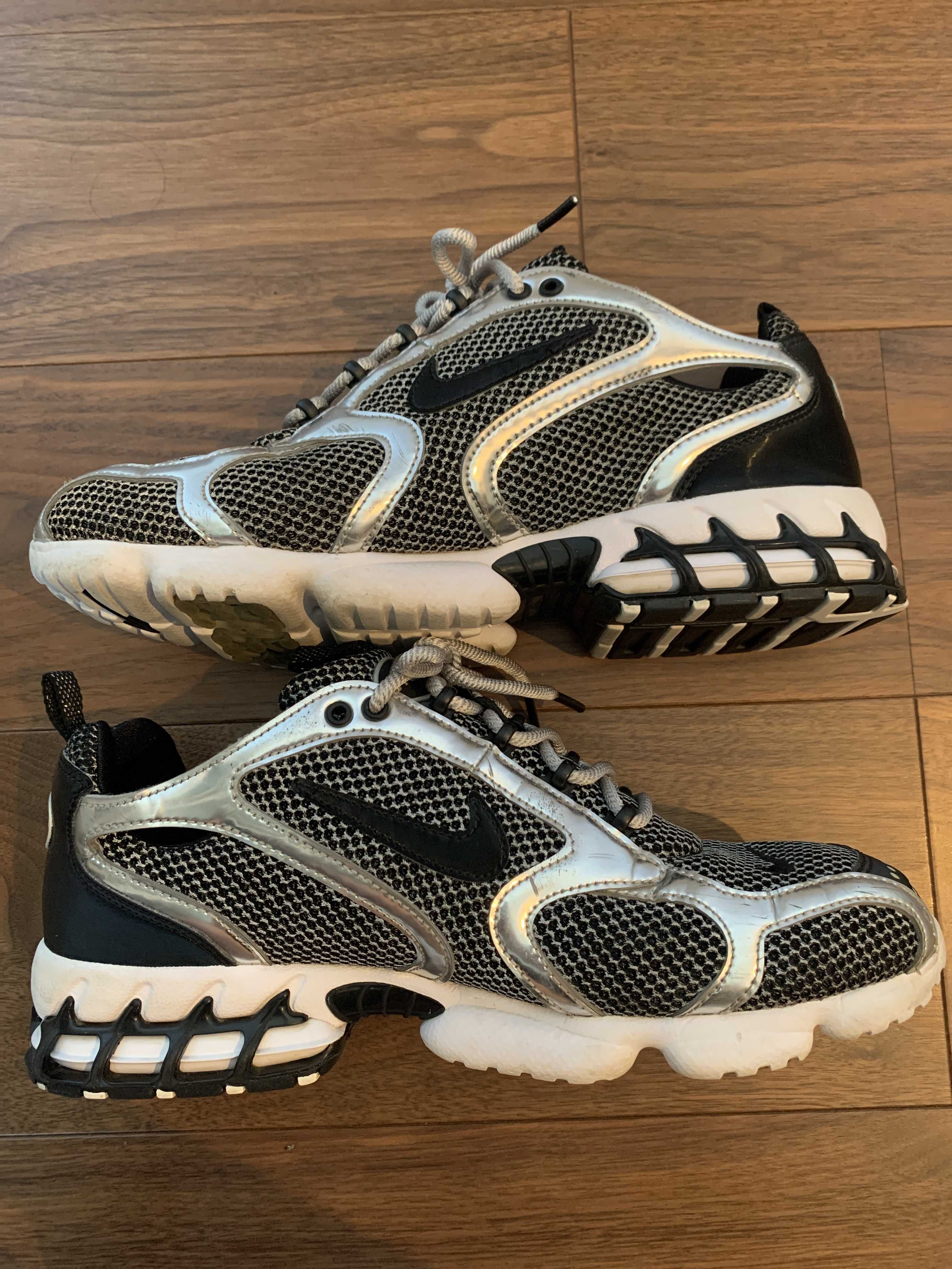 STUSSY × NIKE AIR ZOOM SPIRIDON CAGED "PURE PLATINUM/BLACK-WHITE"