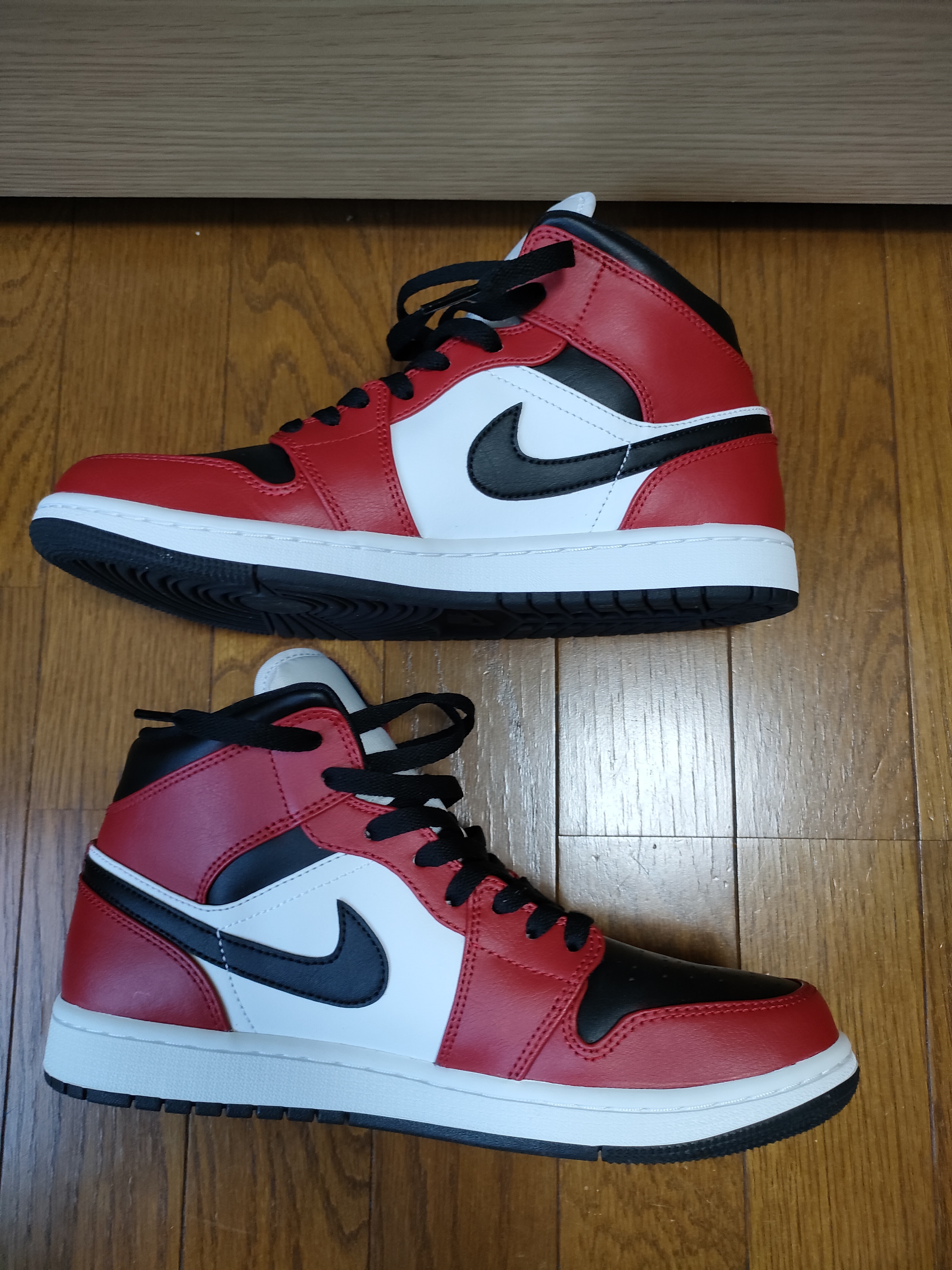 Nike Air Jordan 1 Mid "Chicago Black Toe"