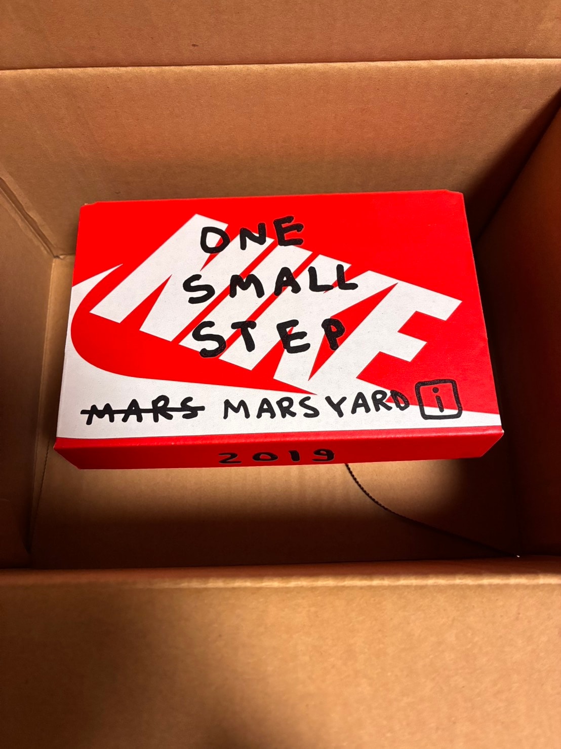 Tom Sachs × Nike TD Crib Bootie Marsyard 2.0 "Sport Red/Brown"