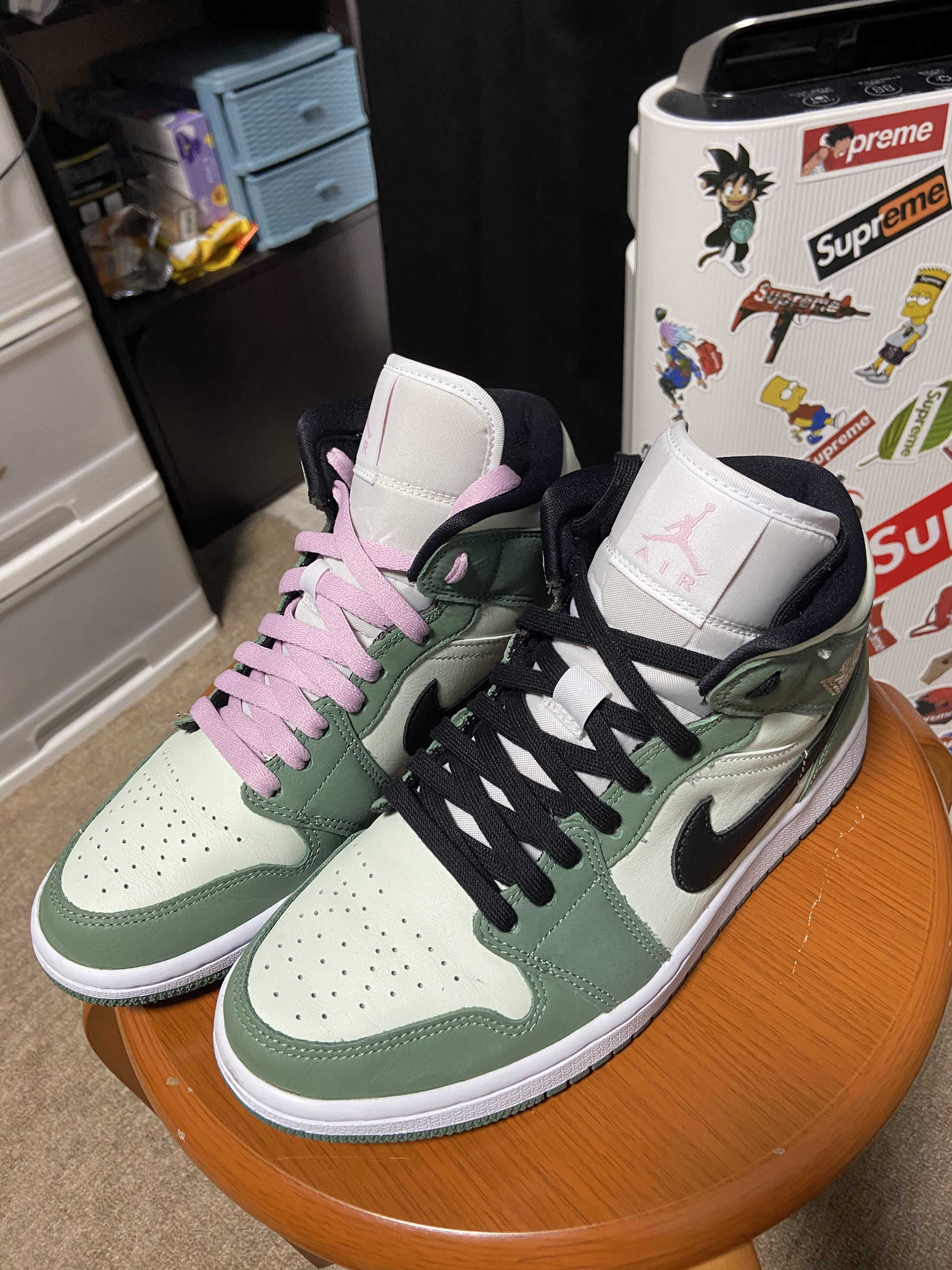 NIKE Women's AIR JORDAN 1 MID SE "DUTCH GREEN"