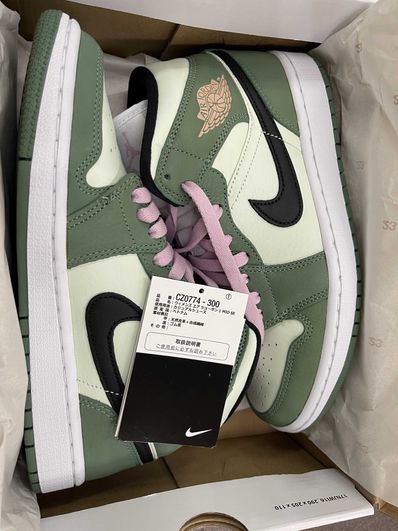 NIKE Women's AIR JORDAN 1 MID SE "DUTCH GREEN"