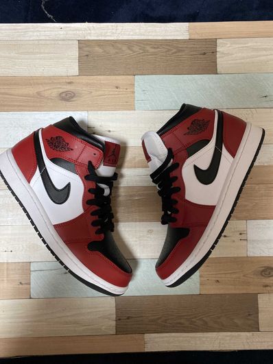 Nike Air Jordan 1 Mid "Chicago Black Toe"