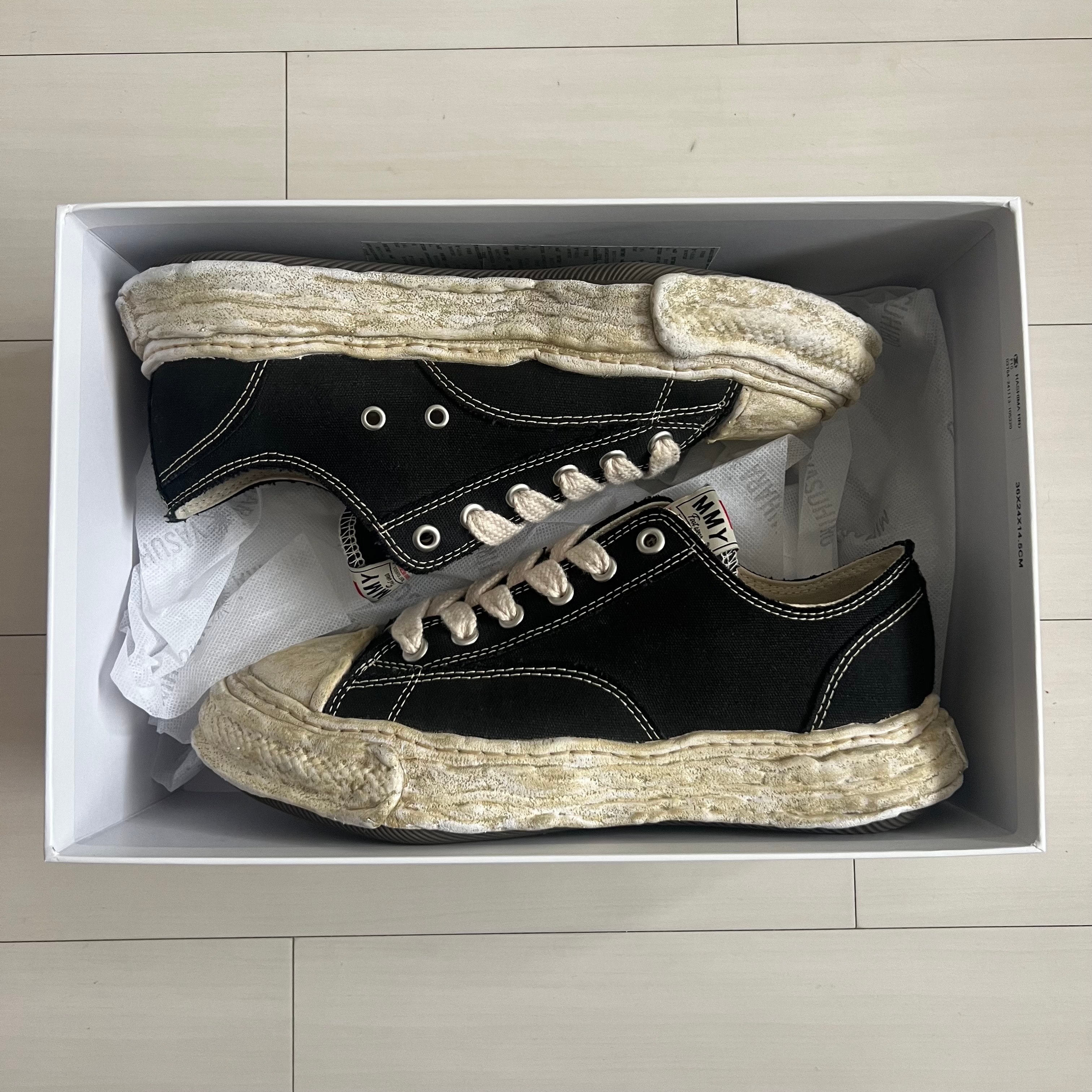 メゾンミハラヤスヒロ ピーターソン23 OG ソール ガーメントダイ キャンバス ロートップ スニーカー "ブラック" (A14FW726)