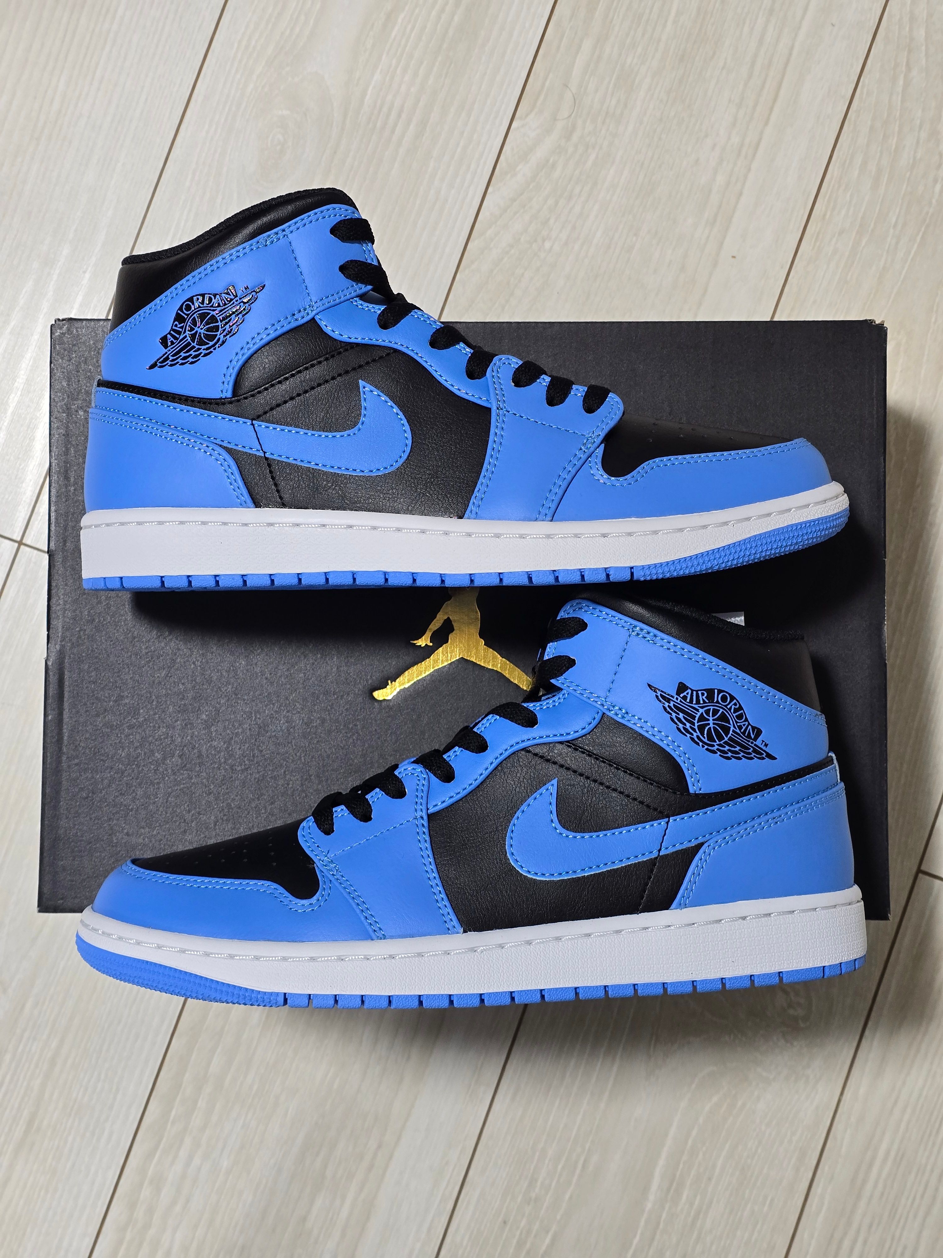 Nike Air Jordan 1 Mid "University Blue"