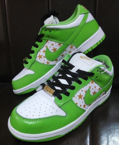 Supreme × Nike SB Dunk Low OG QS Gold Stars "White/Mean Green"