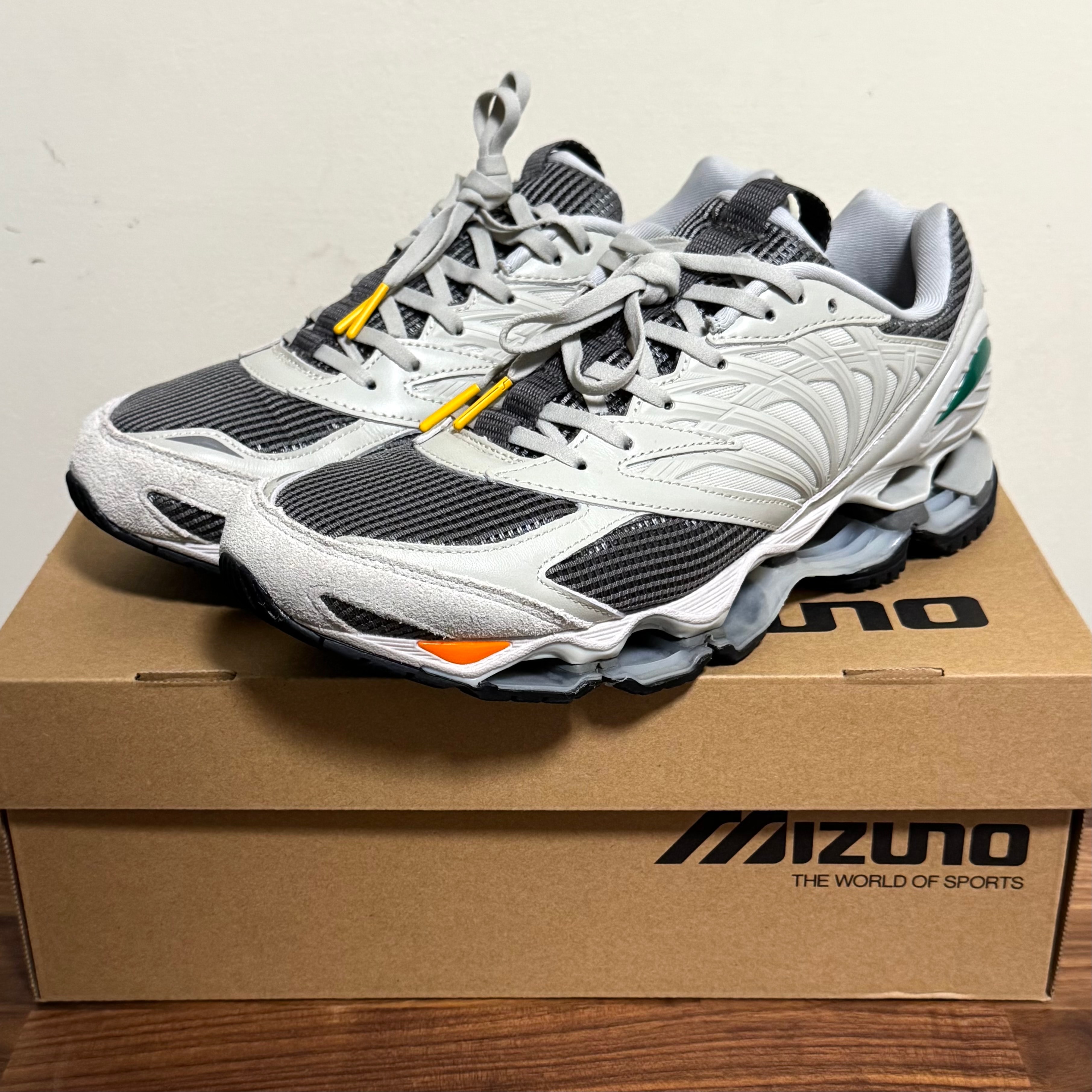 グラフペーパー × ミズノ ウェーブプロフェシー LS "グレー/ライトグレー/オレンジ"