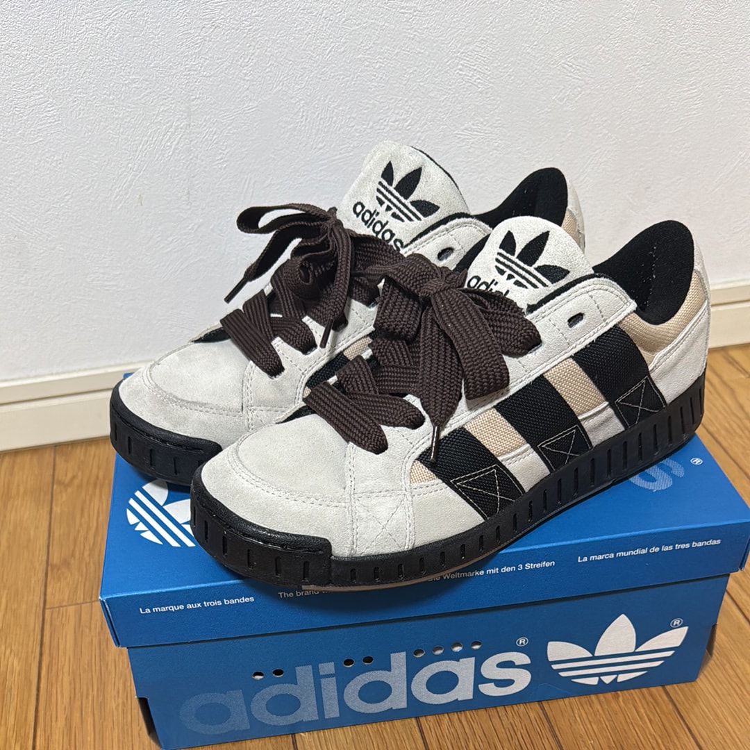 アディダス オリジナルス ロースーツ "ワンダーベージュ/コアブラック"