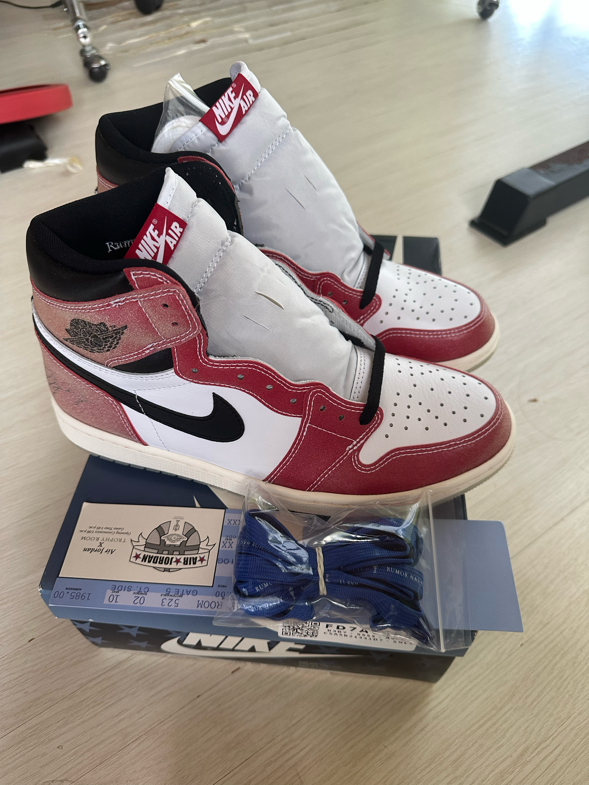 Trophy Room × Nike Air Jordan 1 Retro High "Chicago" (Friends and Family) (Blue Laces)