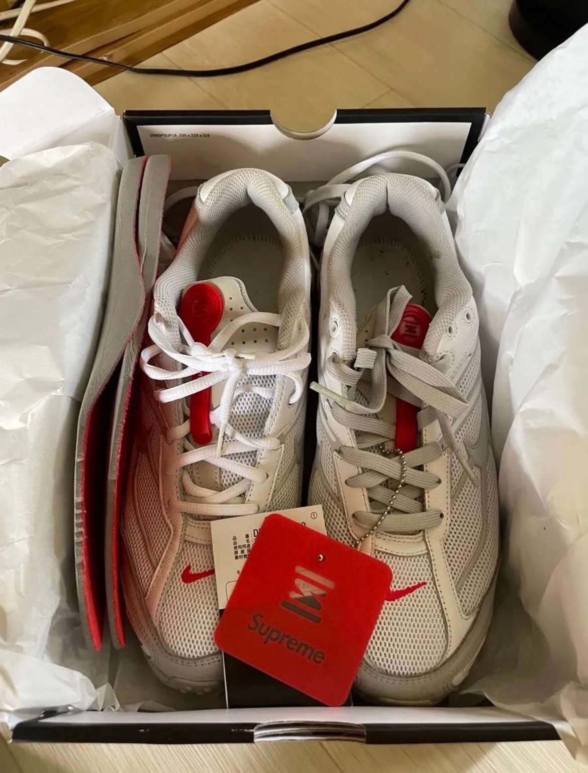 シュプリーム × ナイキ ショックス ライド2 "ホワイト/グレーフォッグ/フラットプラチナム"