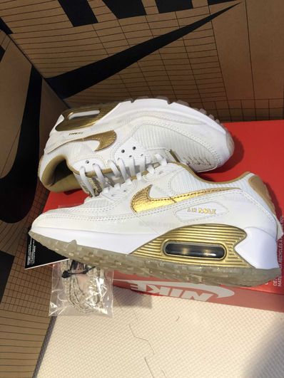 NIKE Women's WORLD WIDE PACK AIR MAX 90 "KATAKANA" WHITE/METALIC GOLD