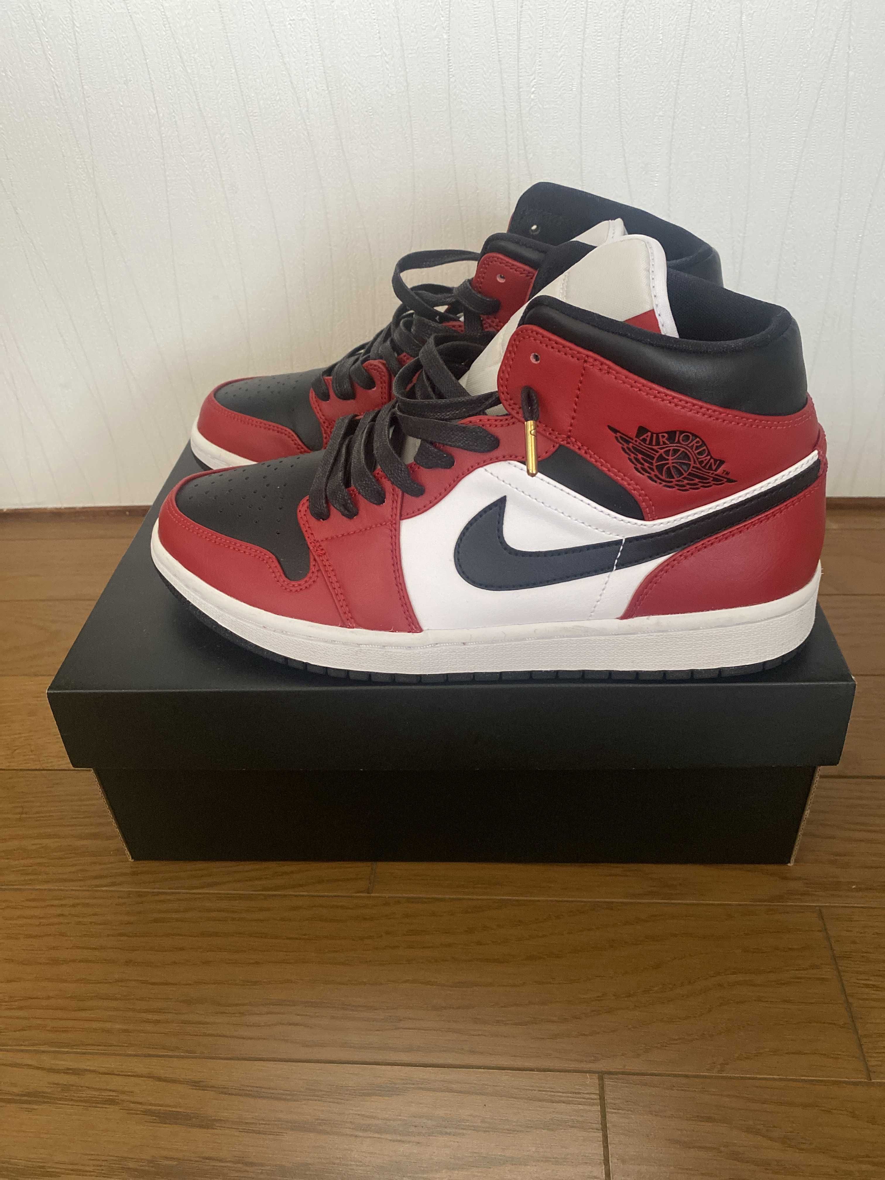Nike Air Jordan 1 Mid "Chicago Black Toe"