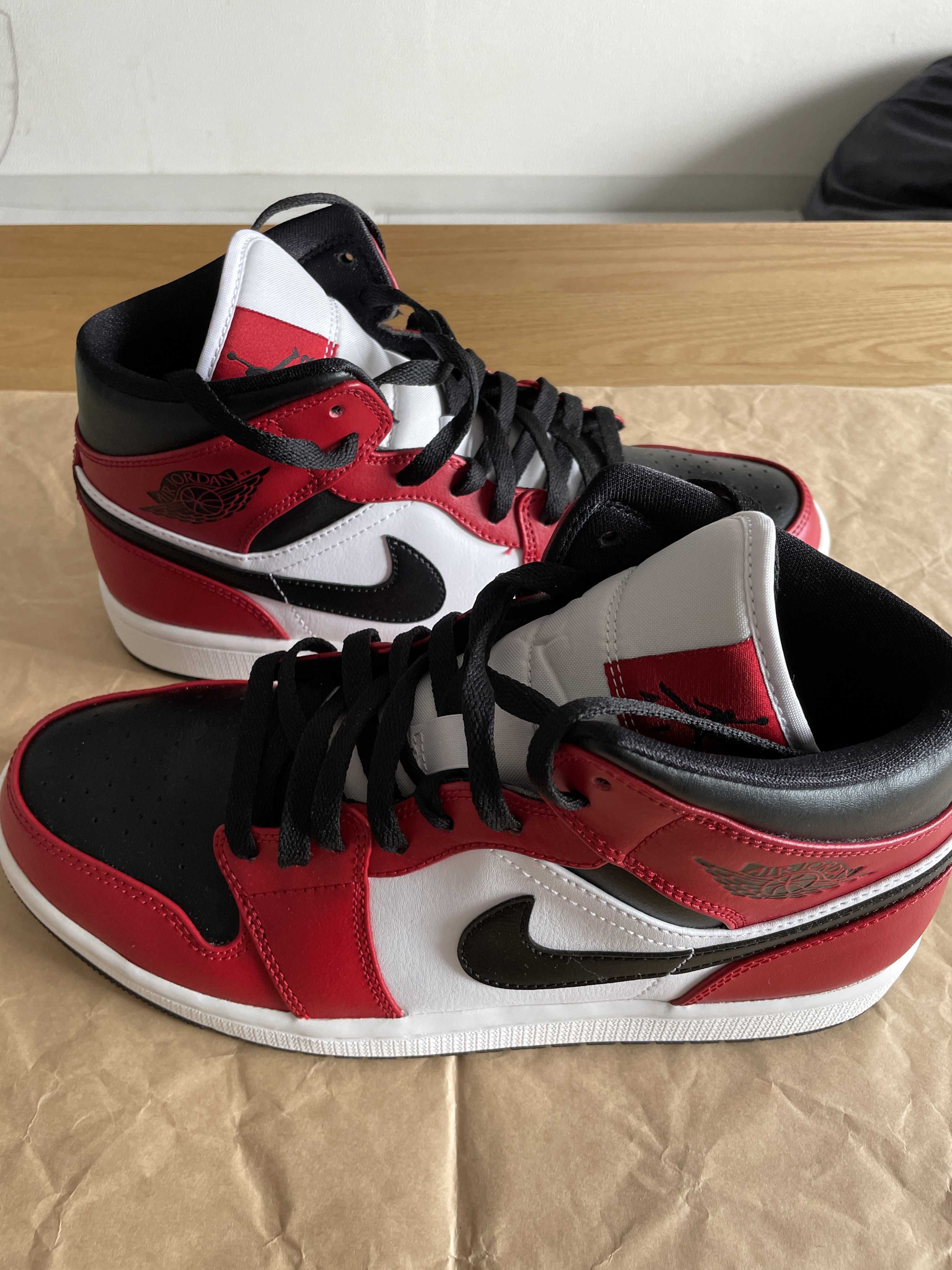 Nike Air Jordan 1 Mid "Chicago Black Toe"