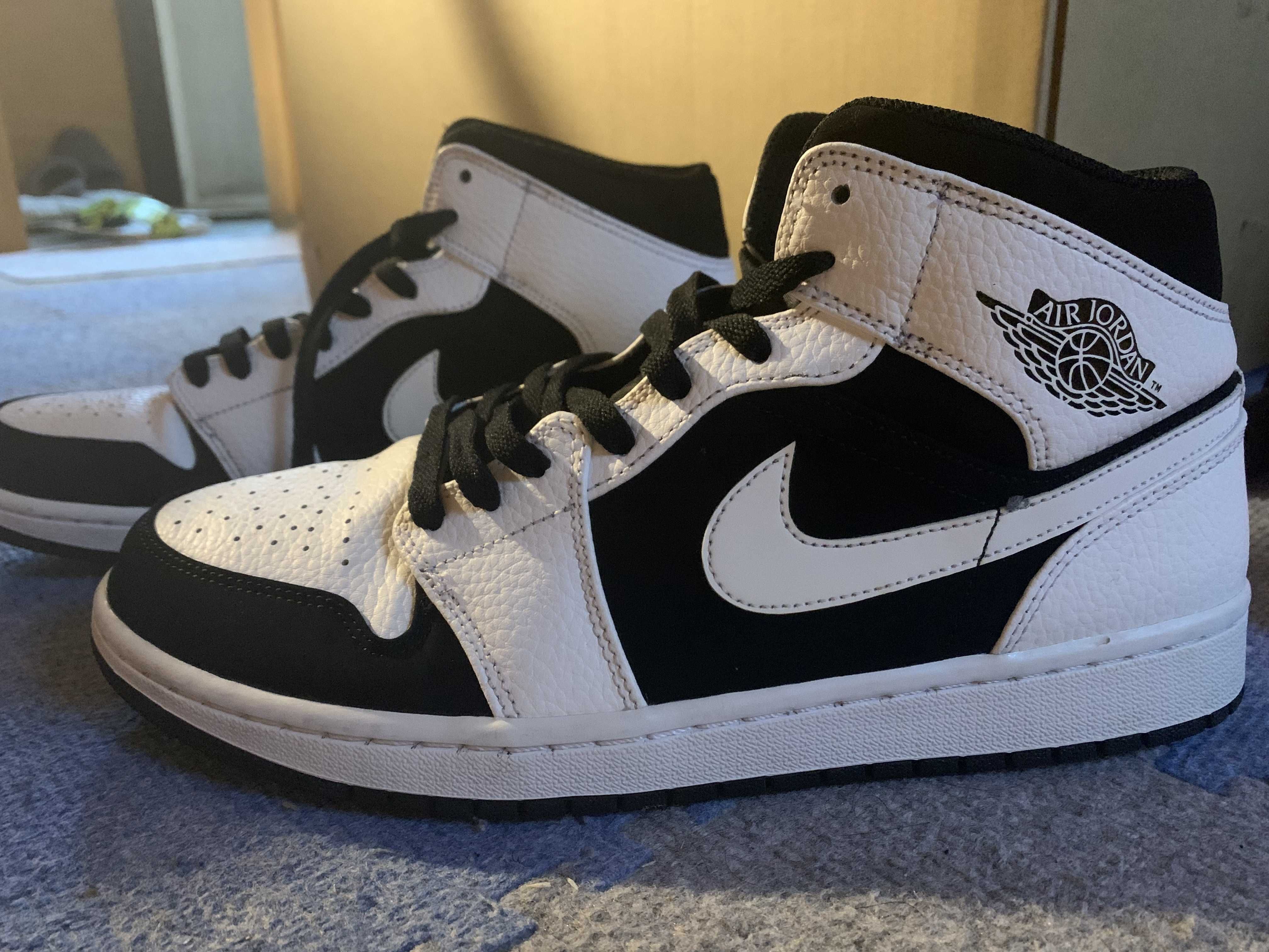 NIKE AIR JORDAN 1 MID "WHITE BLACK"