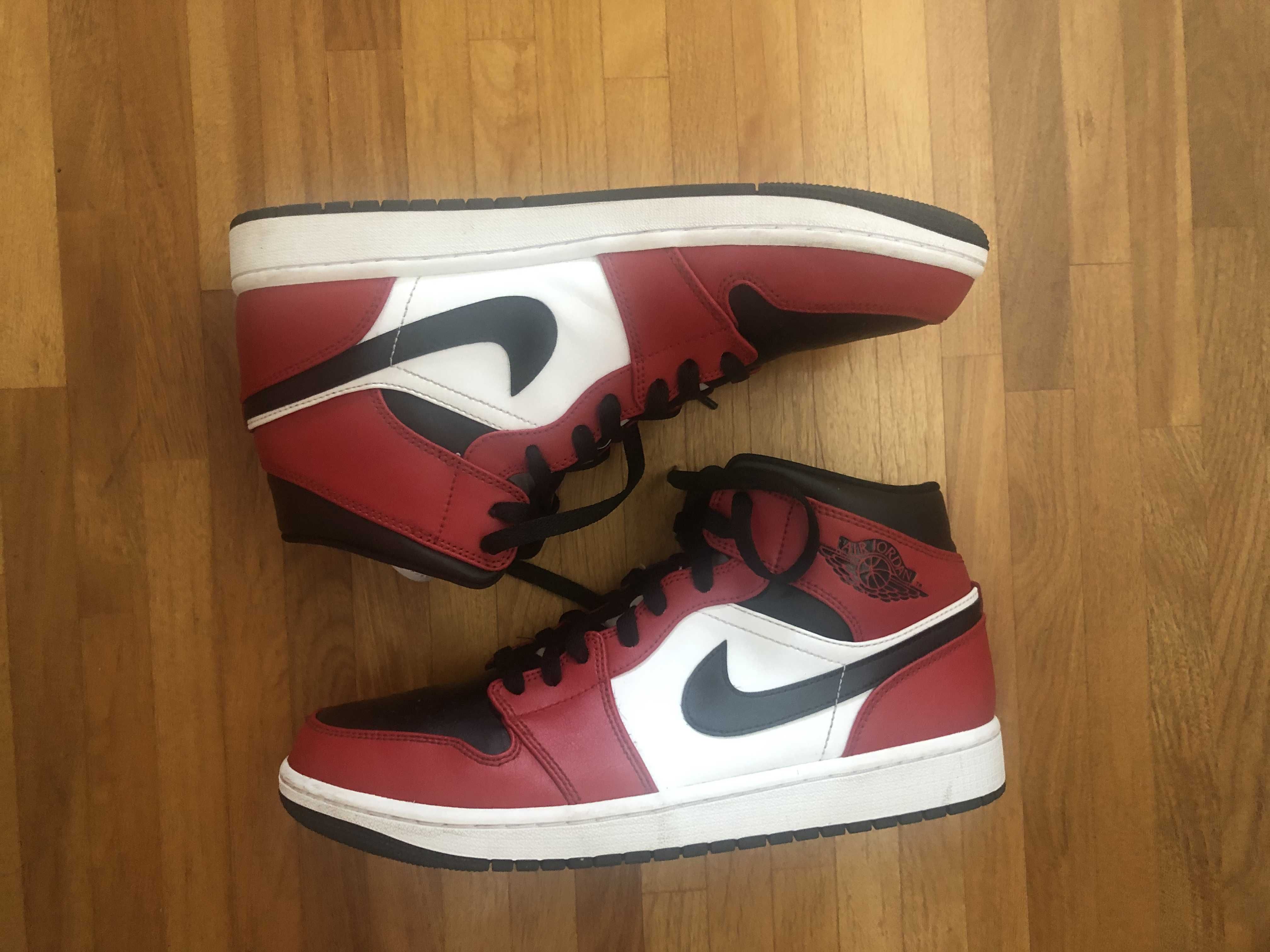 Nike Air Jordan 1 Mid "Chicago Black Toe"