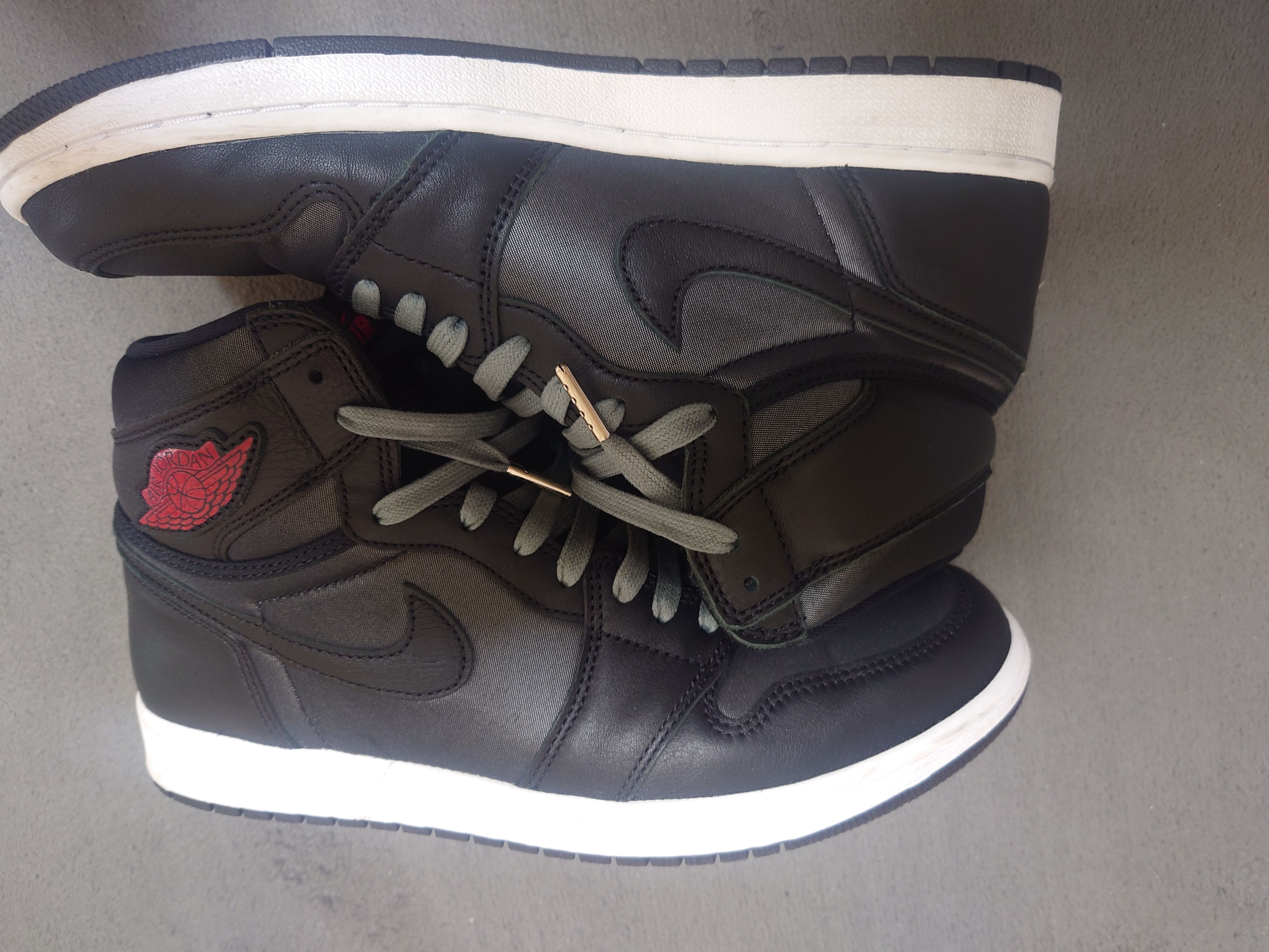 Nike Air Jordan 1 Retro High OG "Black/Metallic Silver/Gym Red"