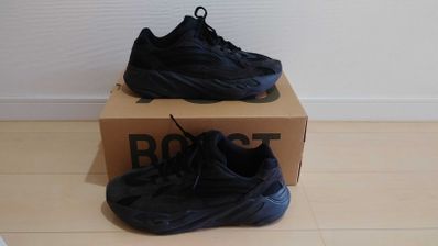 adidas YEEZY BOOST 700 V2 "Vanta"
