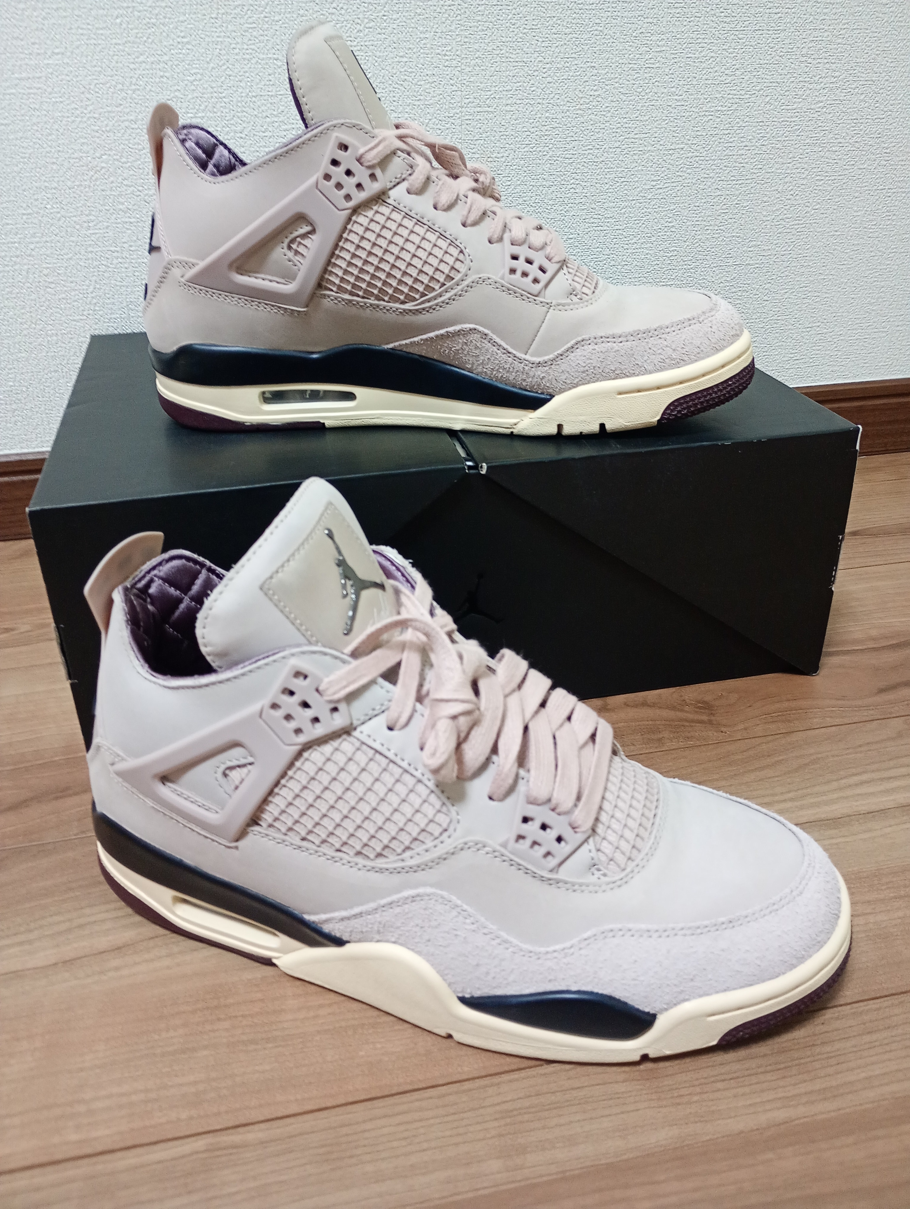 アママニエール × ナイキ ウィメンズ エアジョーダン4 レトロ OG SP "フォッシルストーン/WYWS"