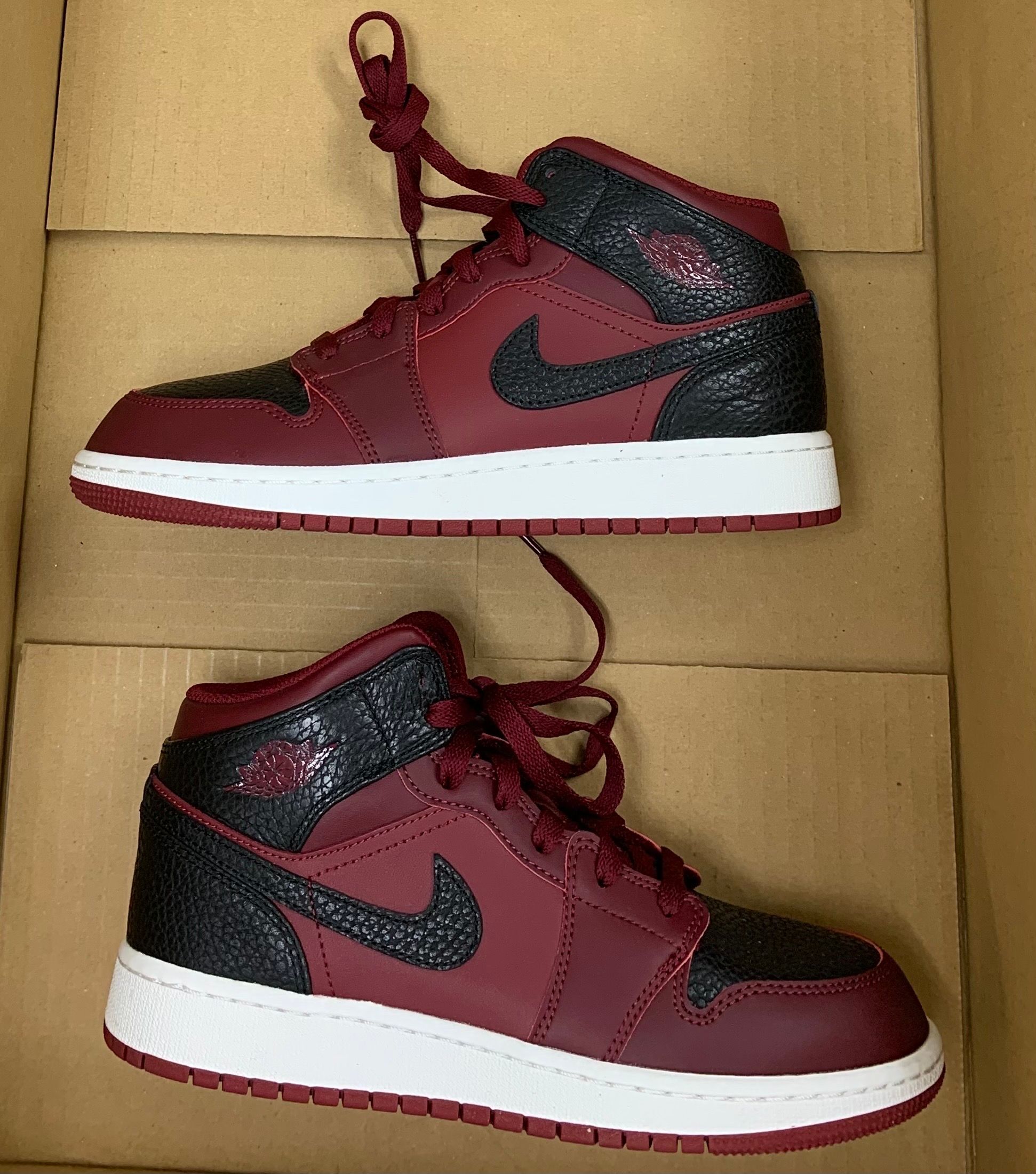 NIKE AIR JORDAN 1 MID TEAM RED BLACK WHITE (GS)