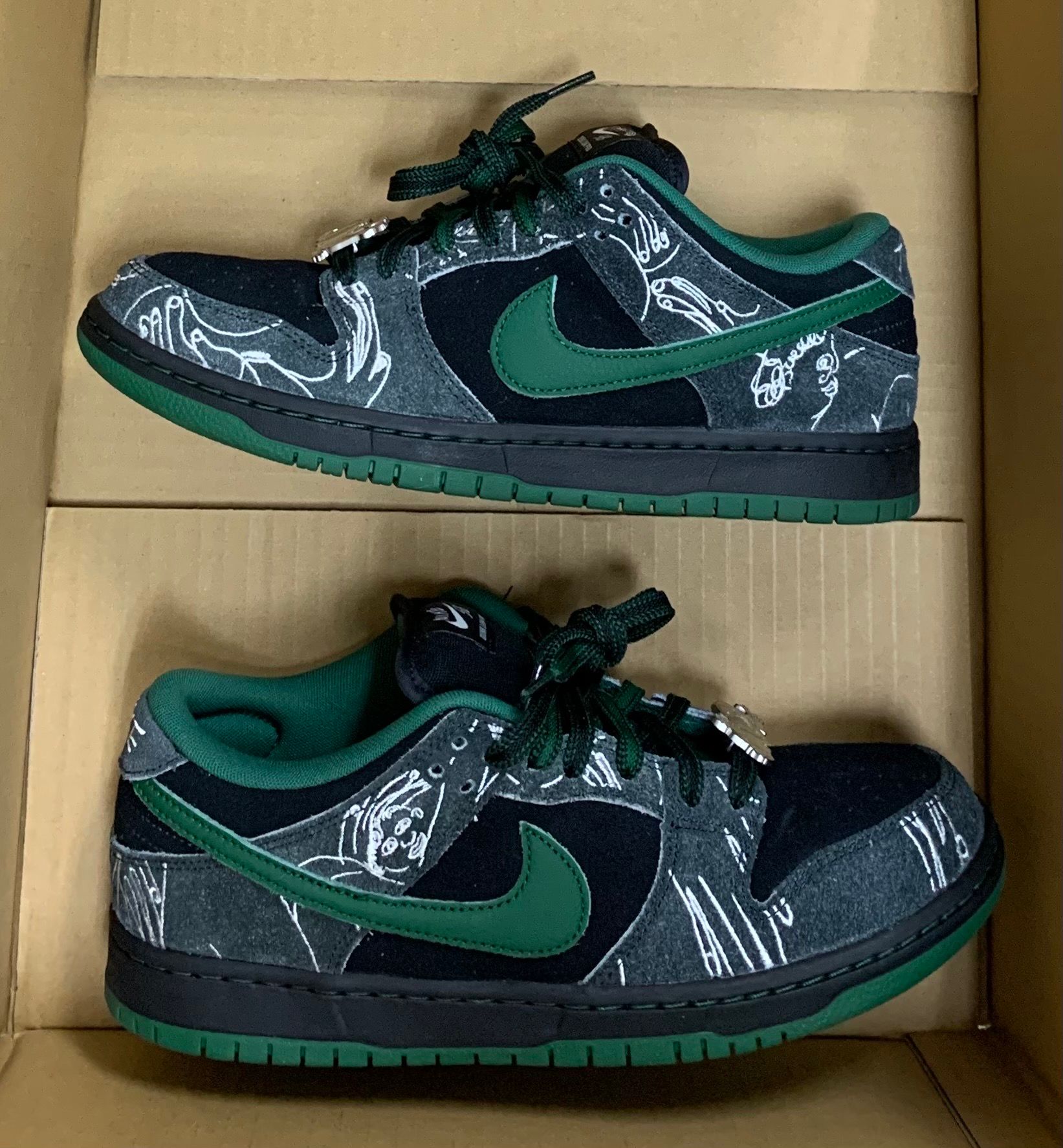 There Skateboards × Nike SB Dunk Low Pro "Anthracite and Gorge Green"