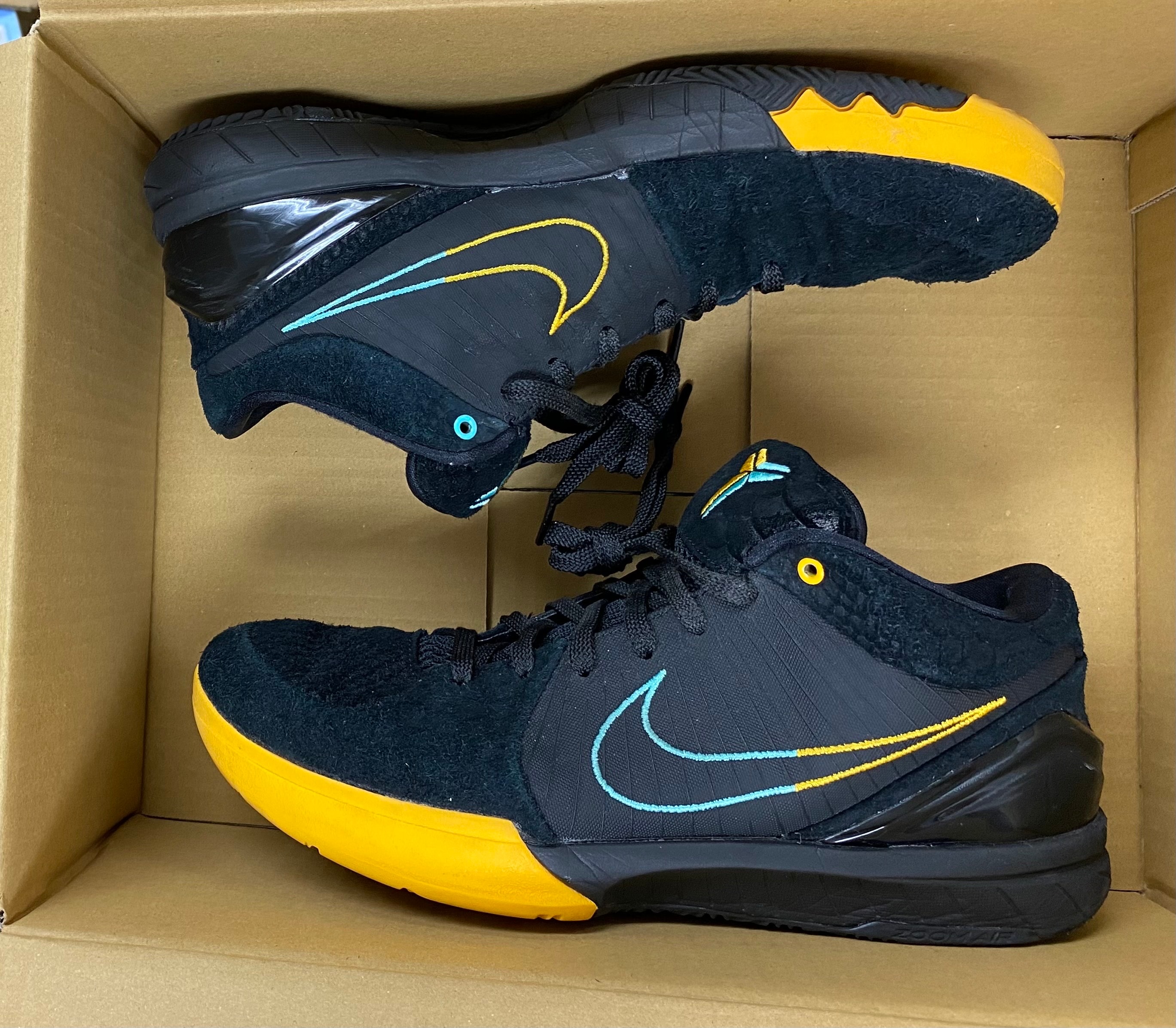 NIKE ZOOM KOBE 4 PROTRO "BLACK SNAKE TEXTURE"