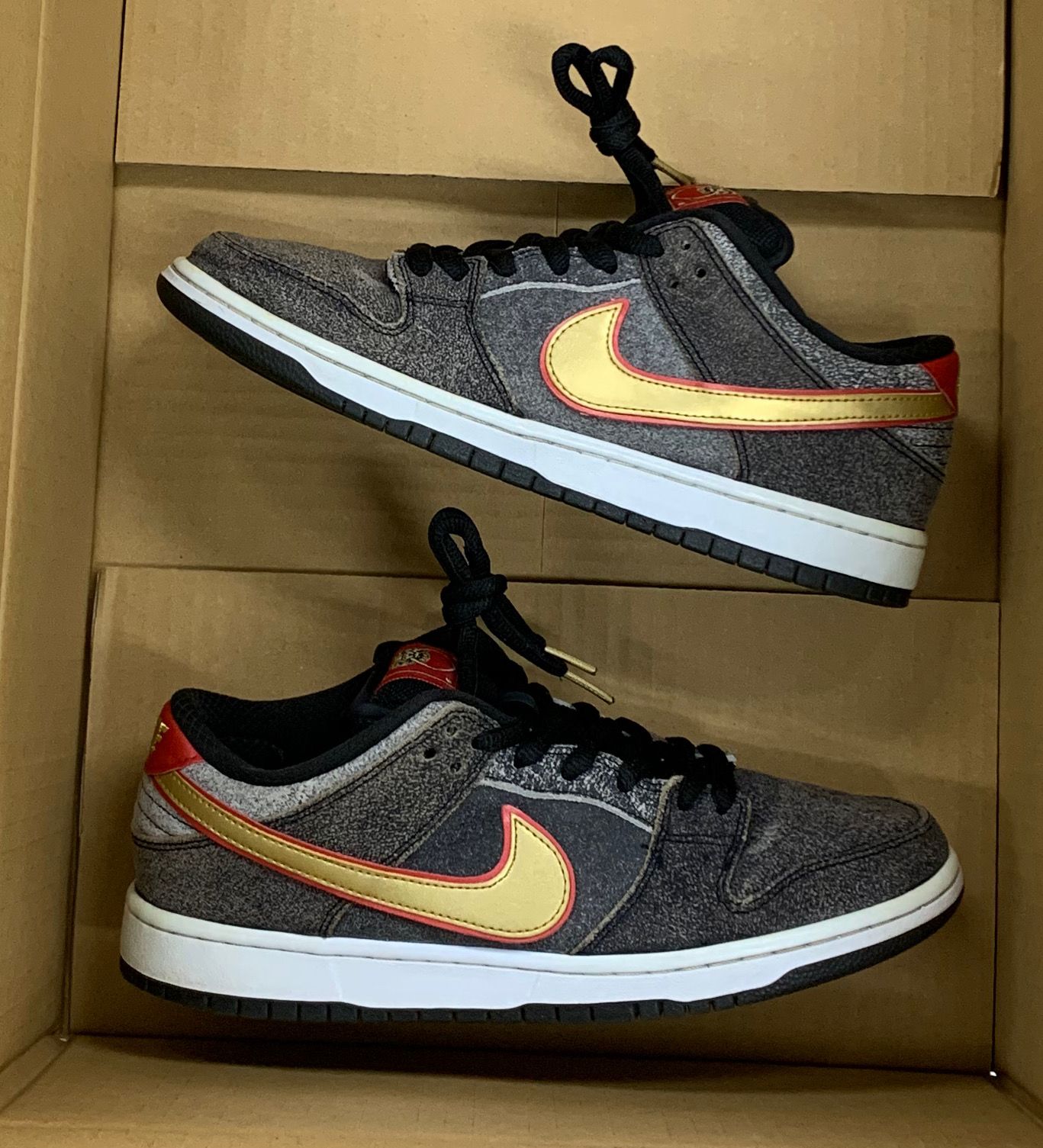 Nike SB Dunk Low PRM QS "Black/Metallic gold/University Red"