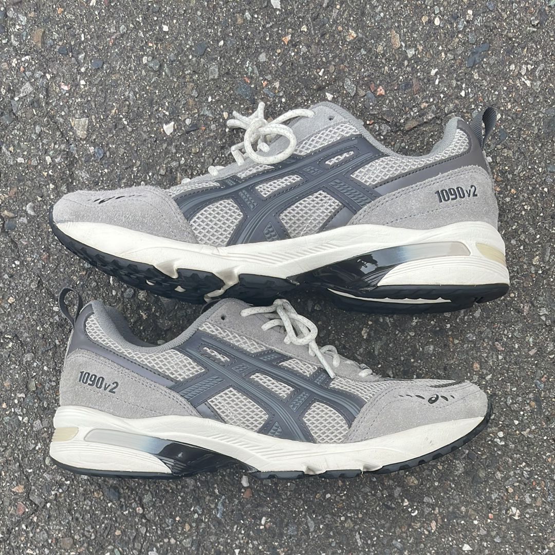 アシックス ゲル 1090v2 "オイスター グレイ/クレイ グレイ"
