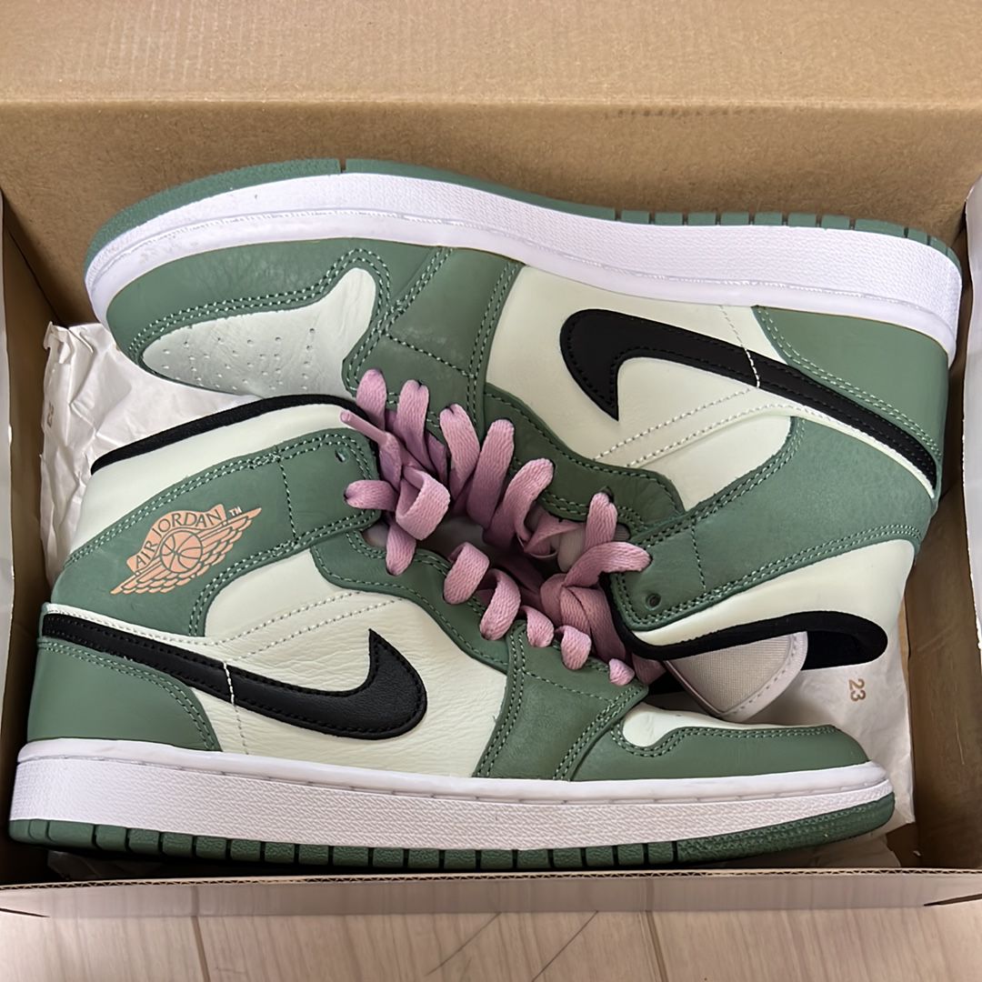 NIKE Women's AIR JORDAN 1 MID SE "DUTCH GREEN"