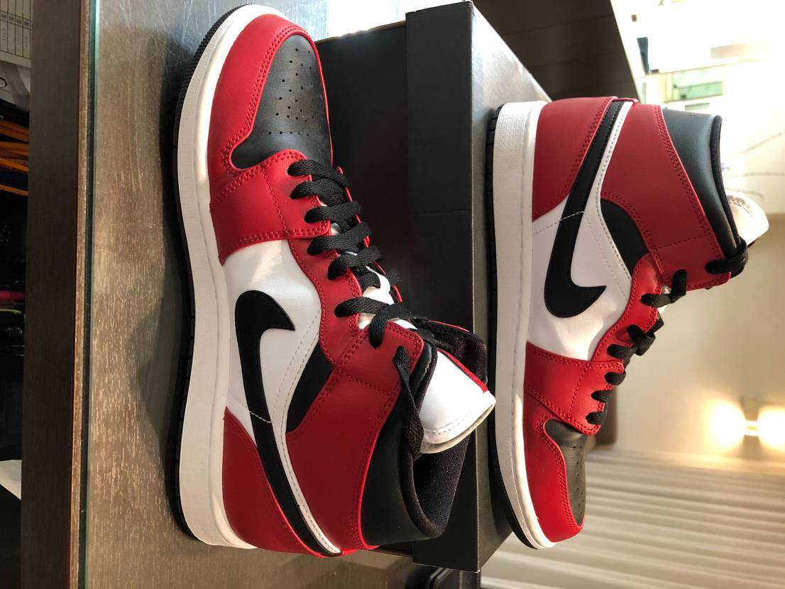 Nike Air Jordan 1 Mid "Chicago Black Toe"