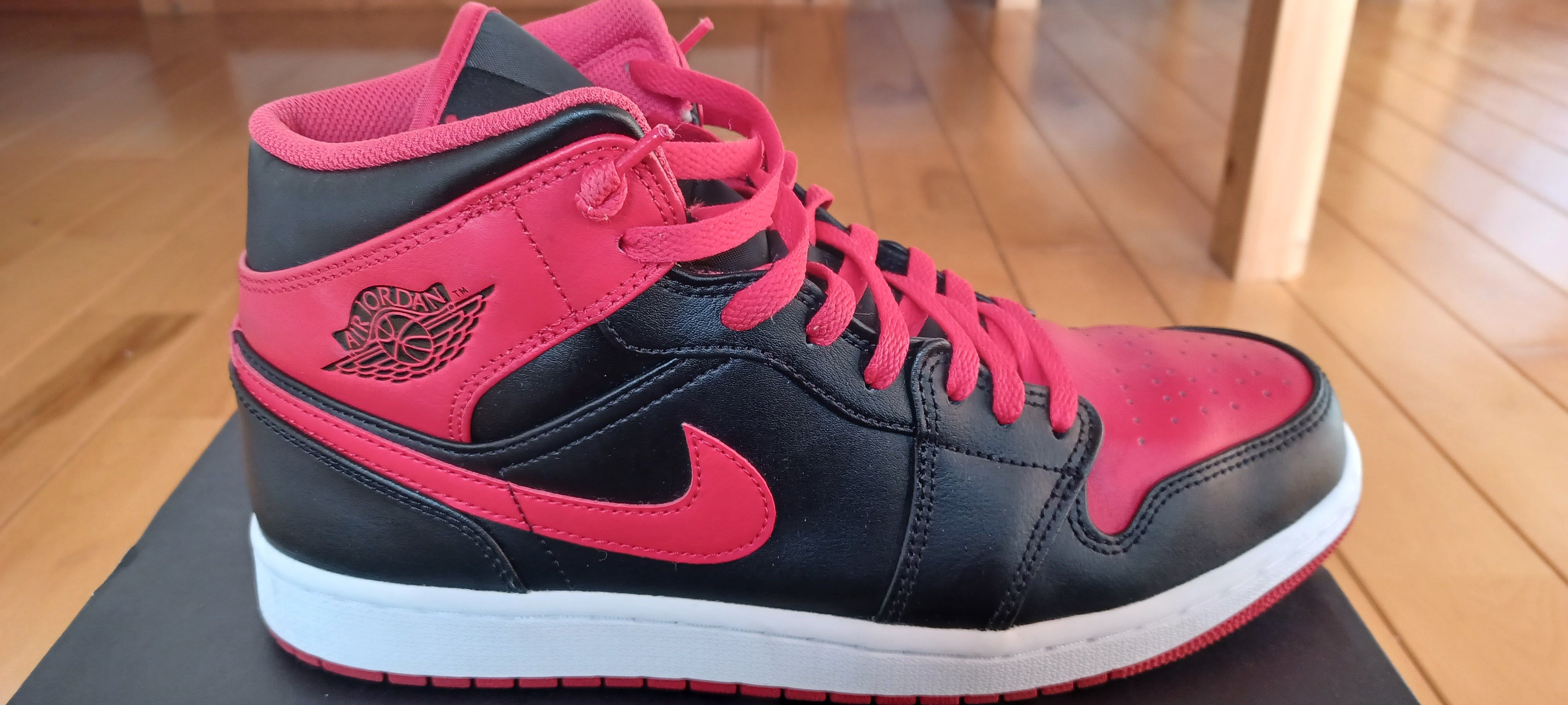 Nike Air Jordan 1 Mid "Bred Toe"