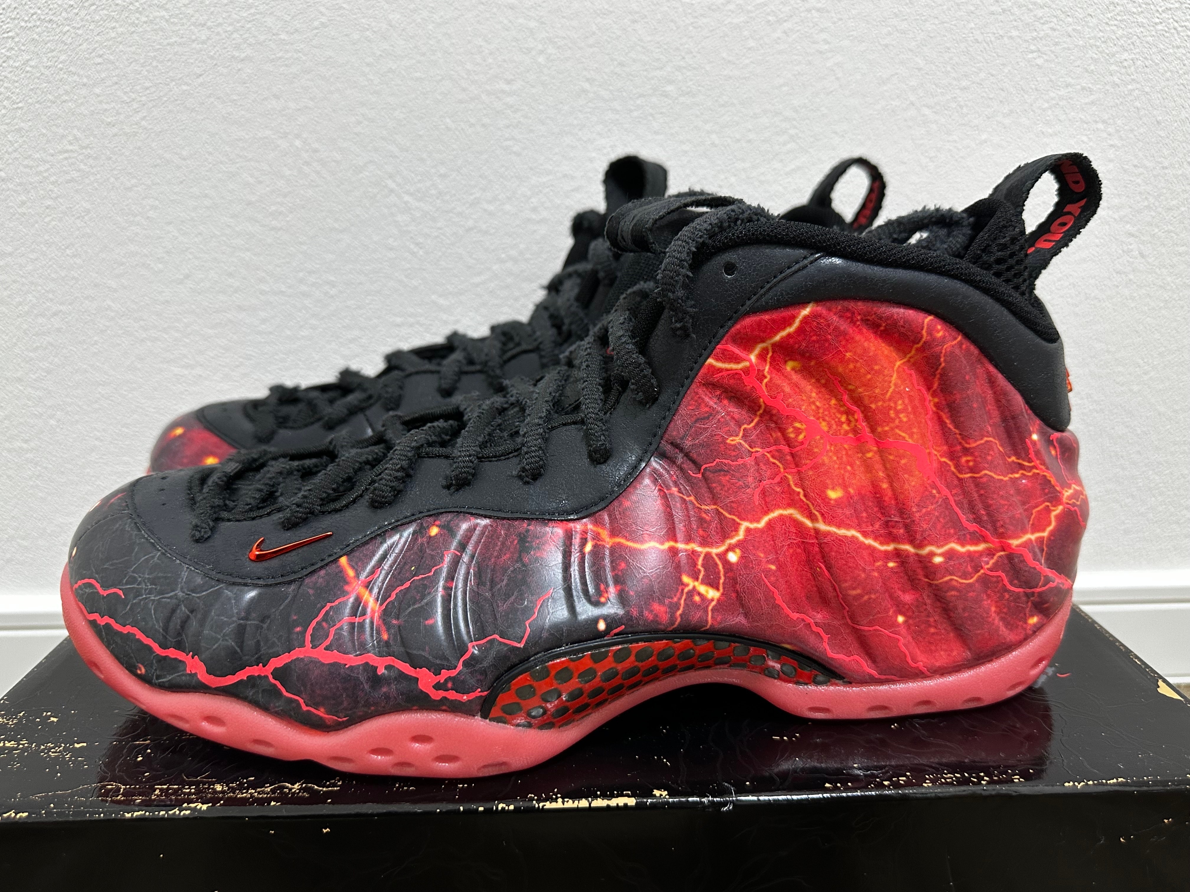 Stranger Things × Nike Air Foamposite One PRM "Black/Off Noir/Bright Crimson"