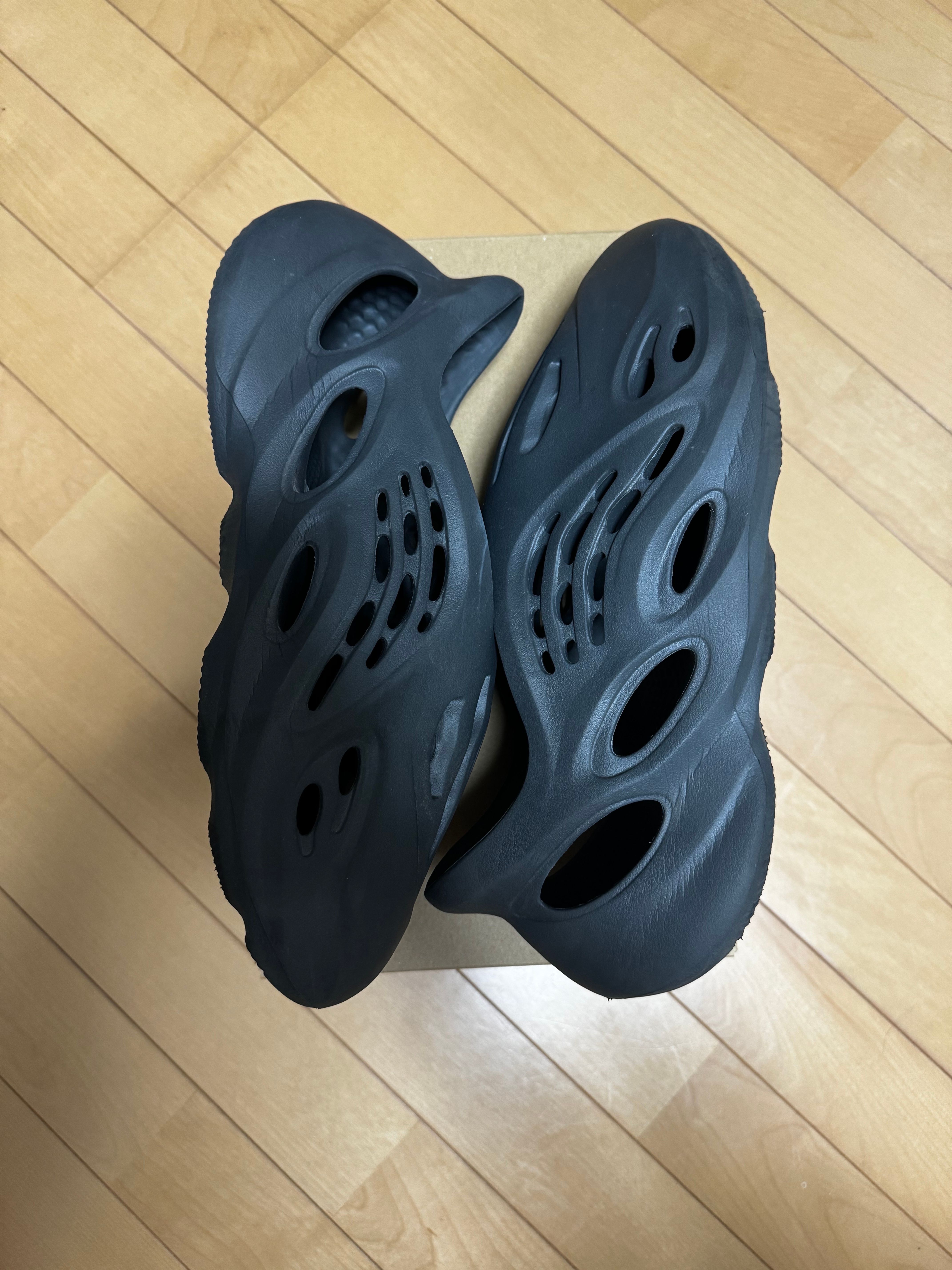 adidas YEEZY Foam Runner "Carbon"