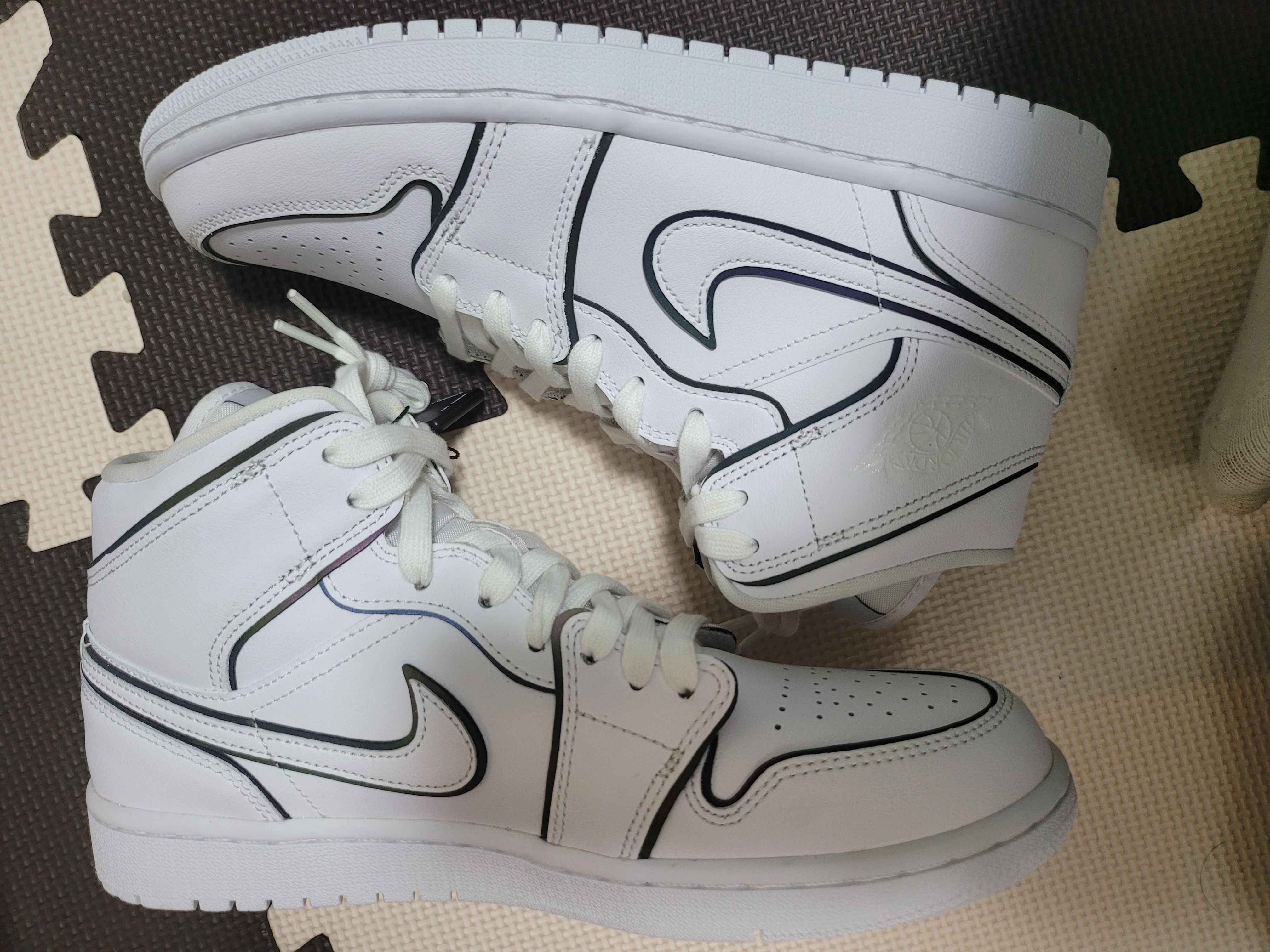 NIKE Women's AIR JORDAN 1 MID "WHITE/BLACK"