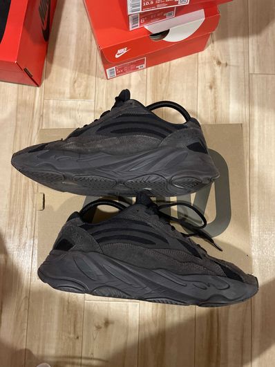 adidas YEEZY BOOST 700 V2 "Vanta"