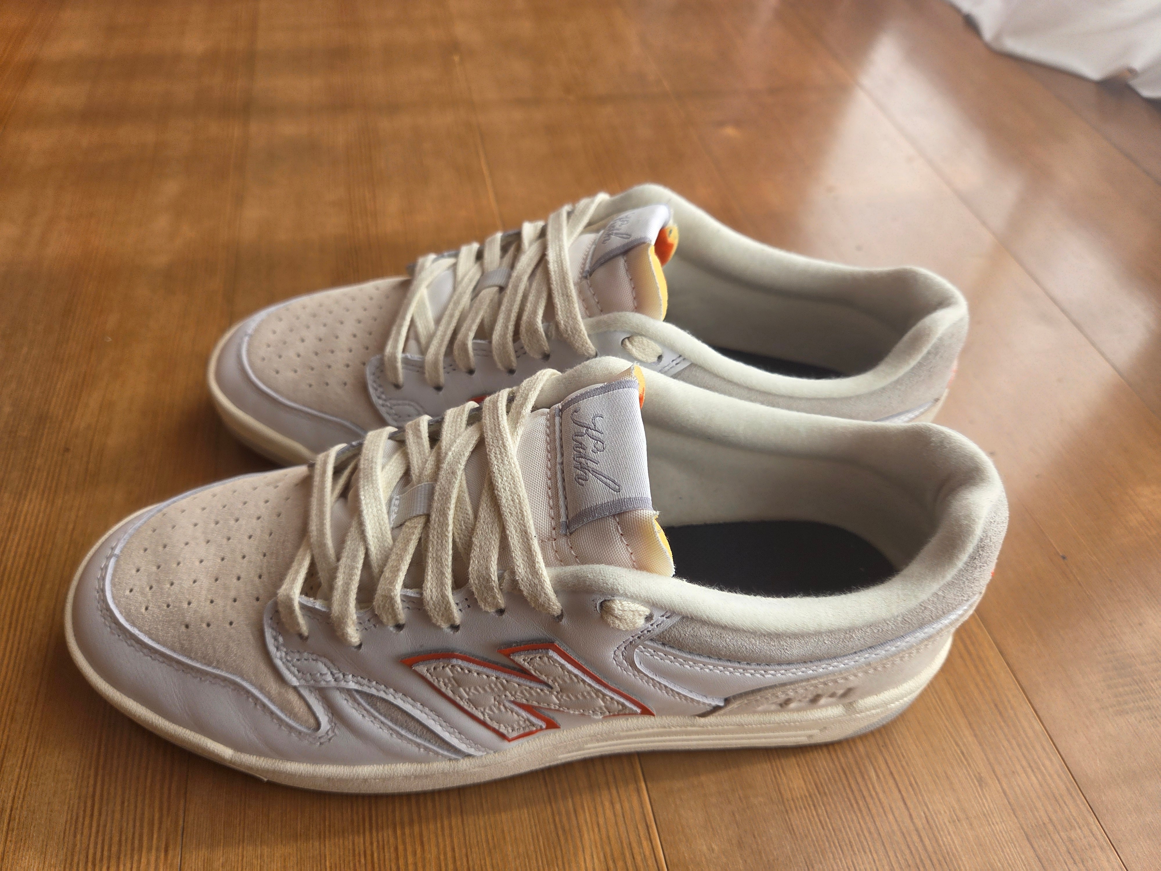 キス × ニューバランス ヌメリック 480 マディソンスクエアガーデン "ホワイトオレンジ"